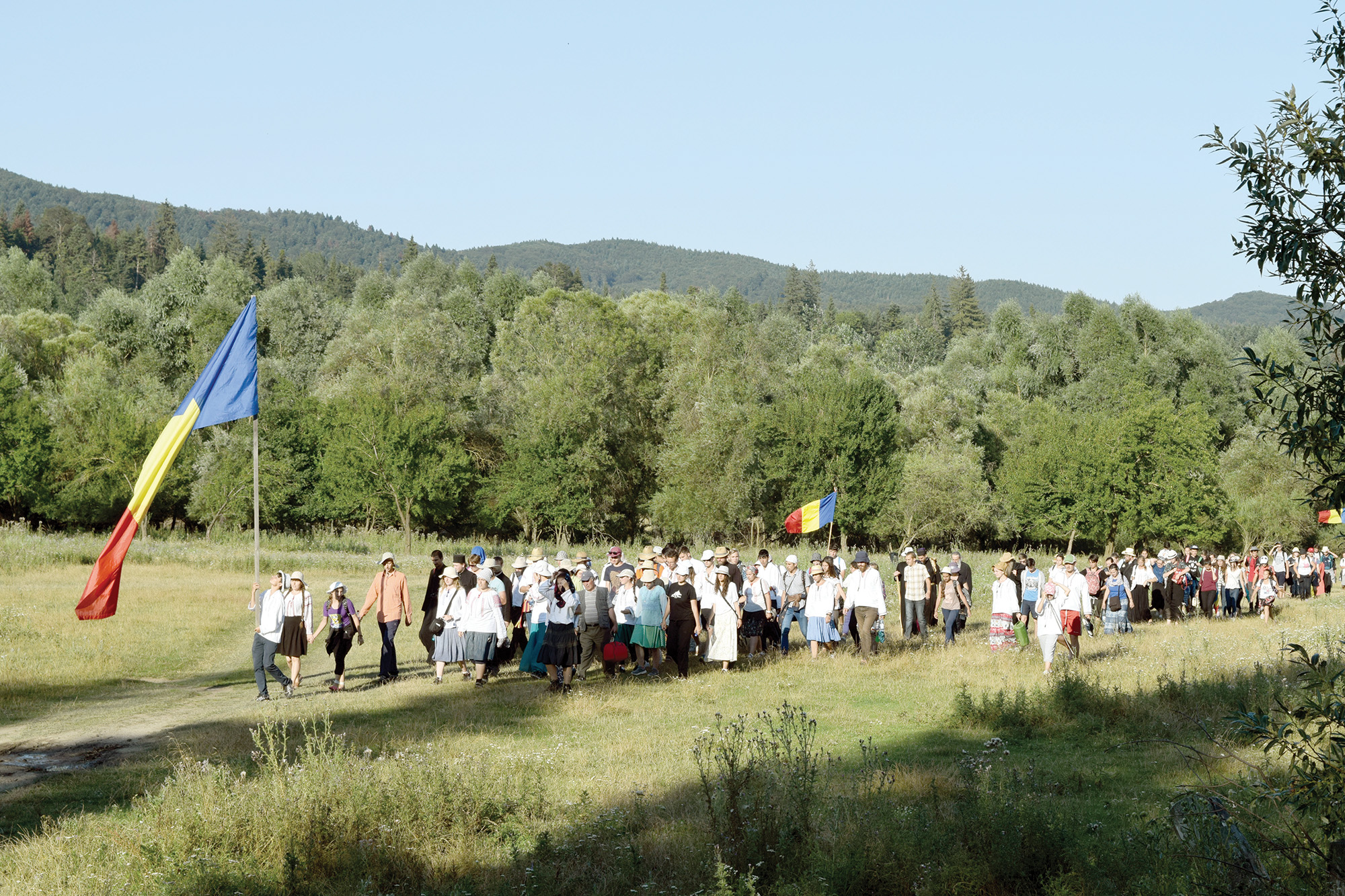 La pas pe urmele sfinţilor nemţeni: „Da, împreună am biruit 170 km!“ (GALERIE FOTO)