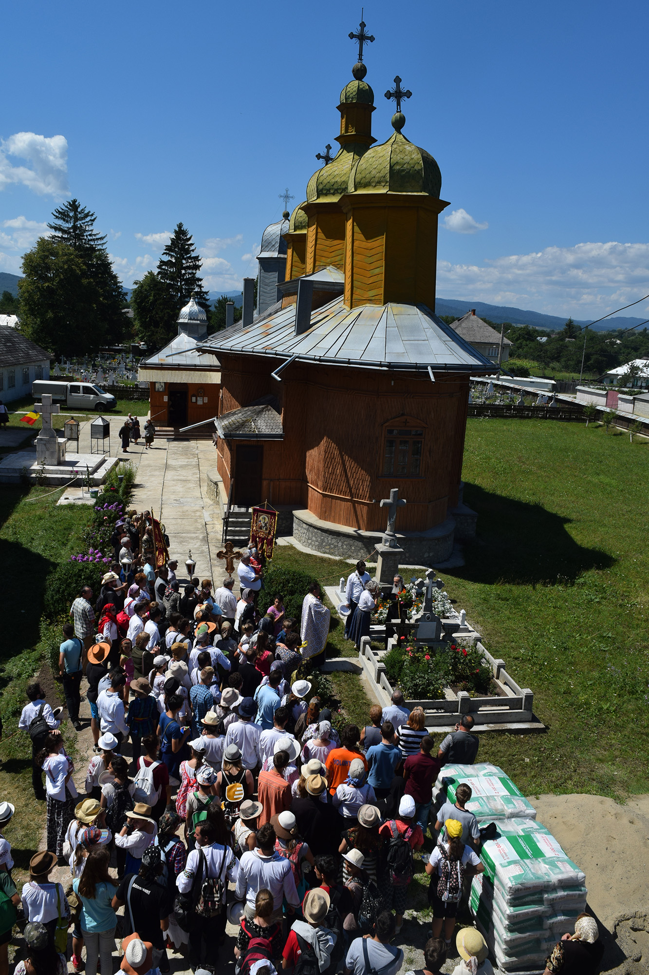 La pas pe urmele sfinţilor nemţeni: „Da, împreună am biruit 170 km!“ (GALERIE FOTO)