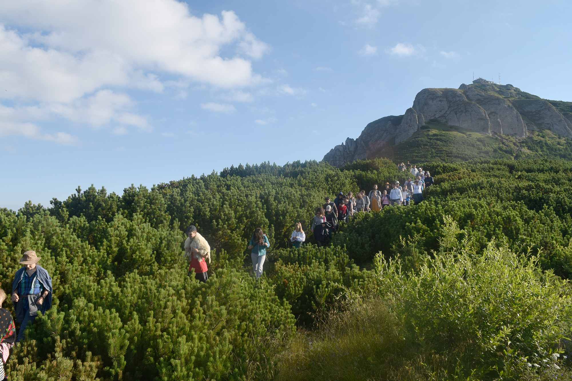 La pas pe urmele sfinţilor nemţeni: „Da, împreună am biruit 170 km!“ (GALERIE FOTO)