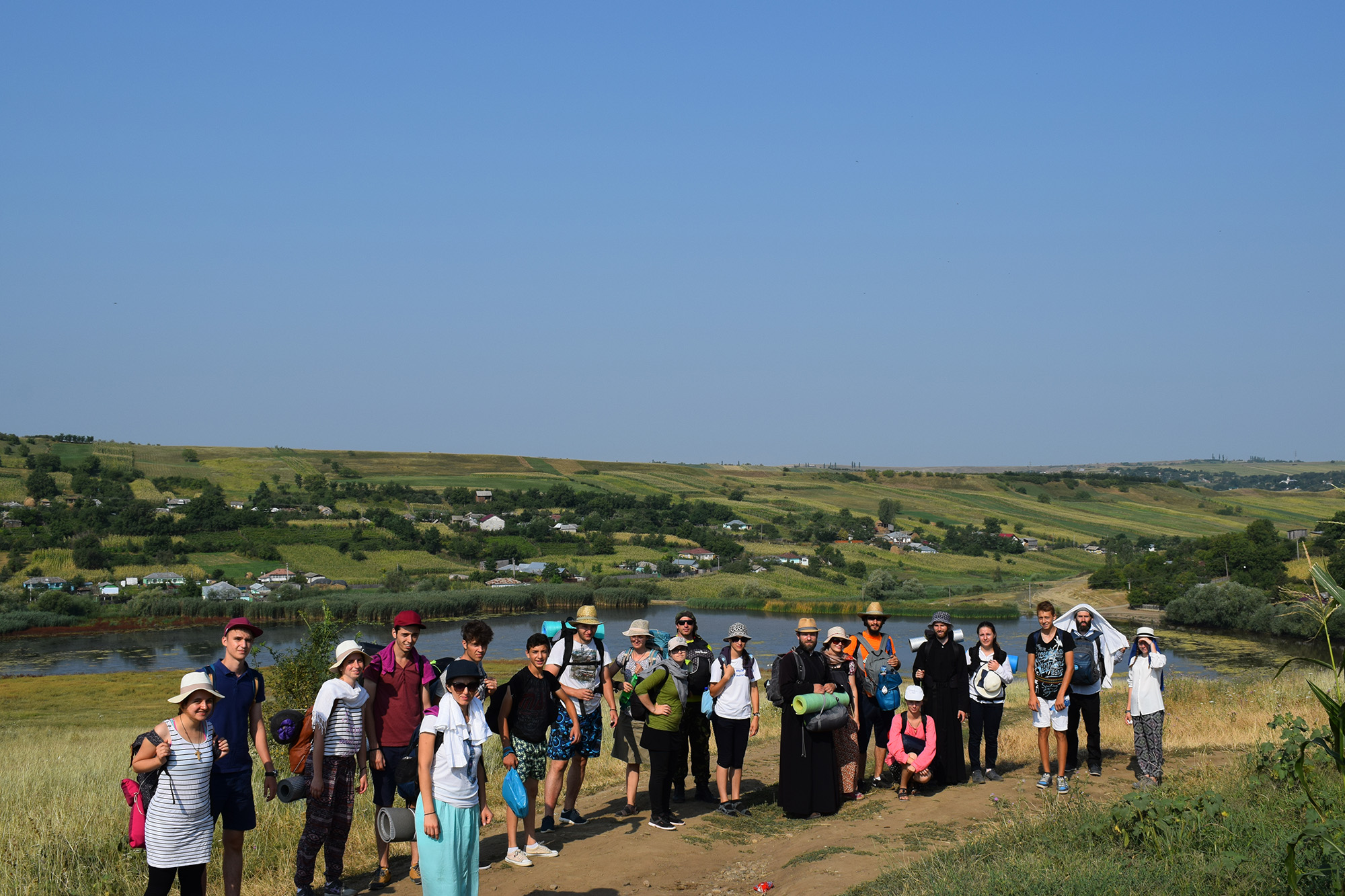 La pas pe urmele sfinţilor nemţeni: „Da, împreună am biruit 170 km!“ (GALERIE FOTO)