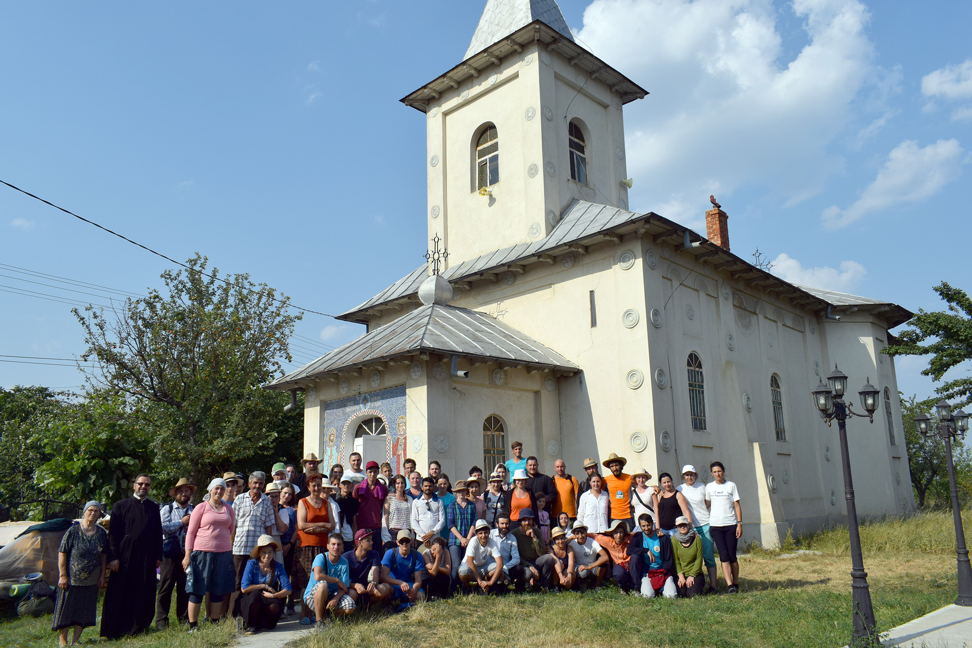 La pas pe urmele sfinţilor nemţeni: „Da, împreună am biruit 170 km!“ (GALERIE FOTO)