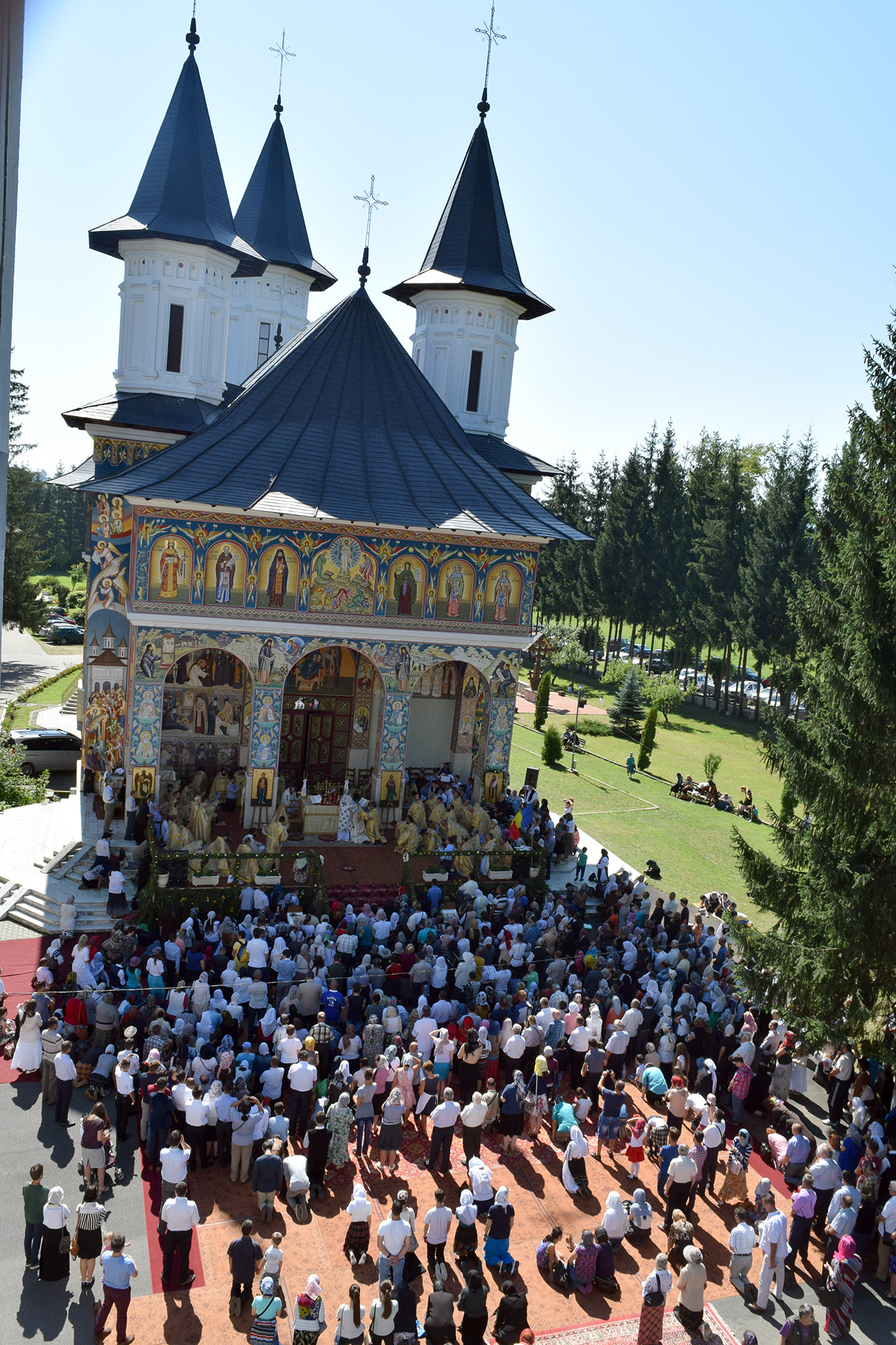 La pas pe urmele sfinţilor nemţeni: „Da, împreună am biruit 170 km!“ (GALERIE FOTO)