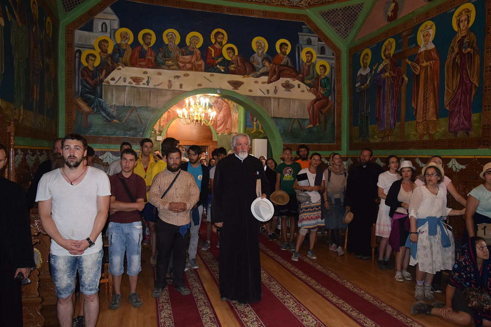 La pas pe urmele sfinţilor nemţeni: „Da, împreună am biruit 170 km!“ (GALERIE FOTO)
