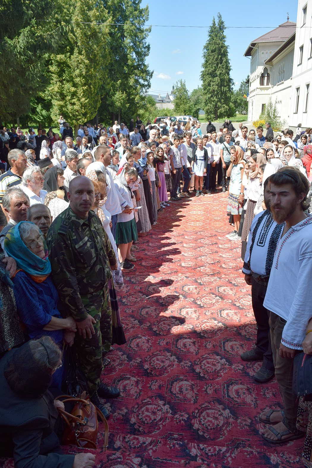 La pas pe urmele sfinţilor nemţeni: „Da, împreună am biruit 170 km!“ (GALERIE FOTO)
