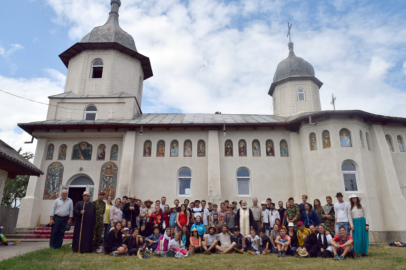 La pas pe urmele sfinţilor nemţeni: „Da, împreună am biruit 170 km!“ (GALERIE FOTO)