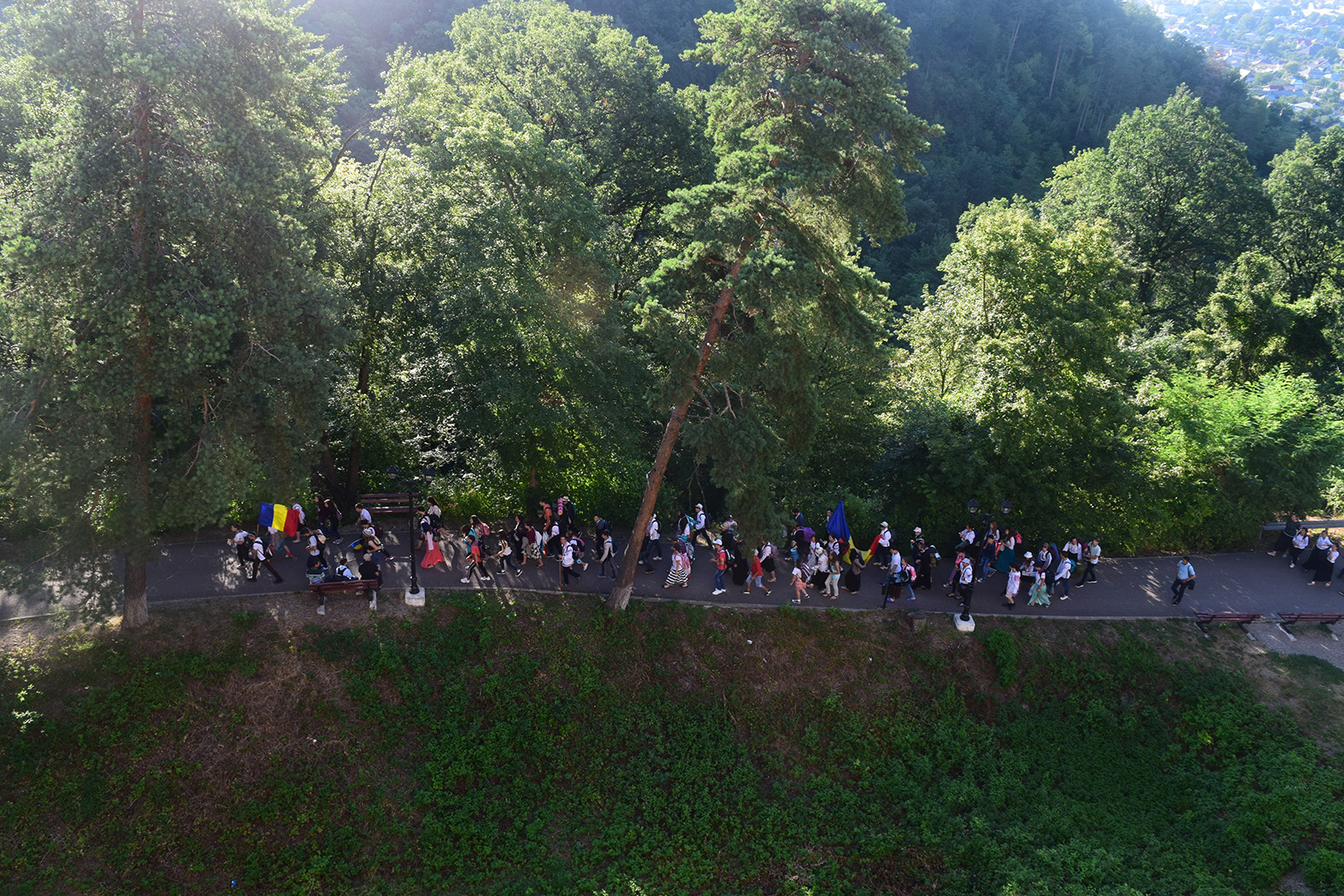 La pas pe urmele sfinţilor nemţeni: „Da, împreună am biruit 170 km!“ (GALERIE FOTO)