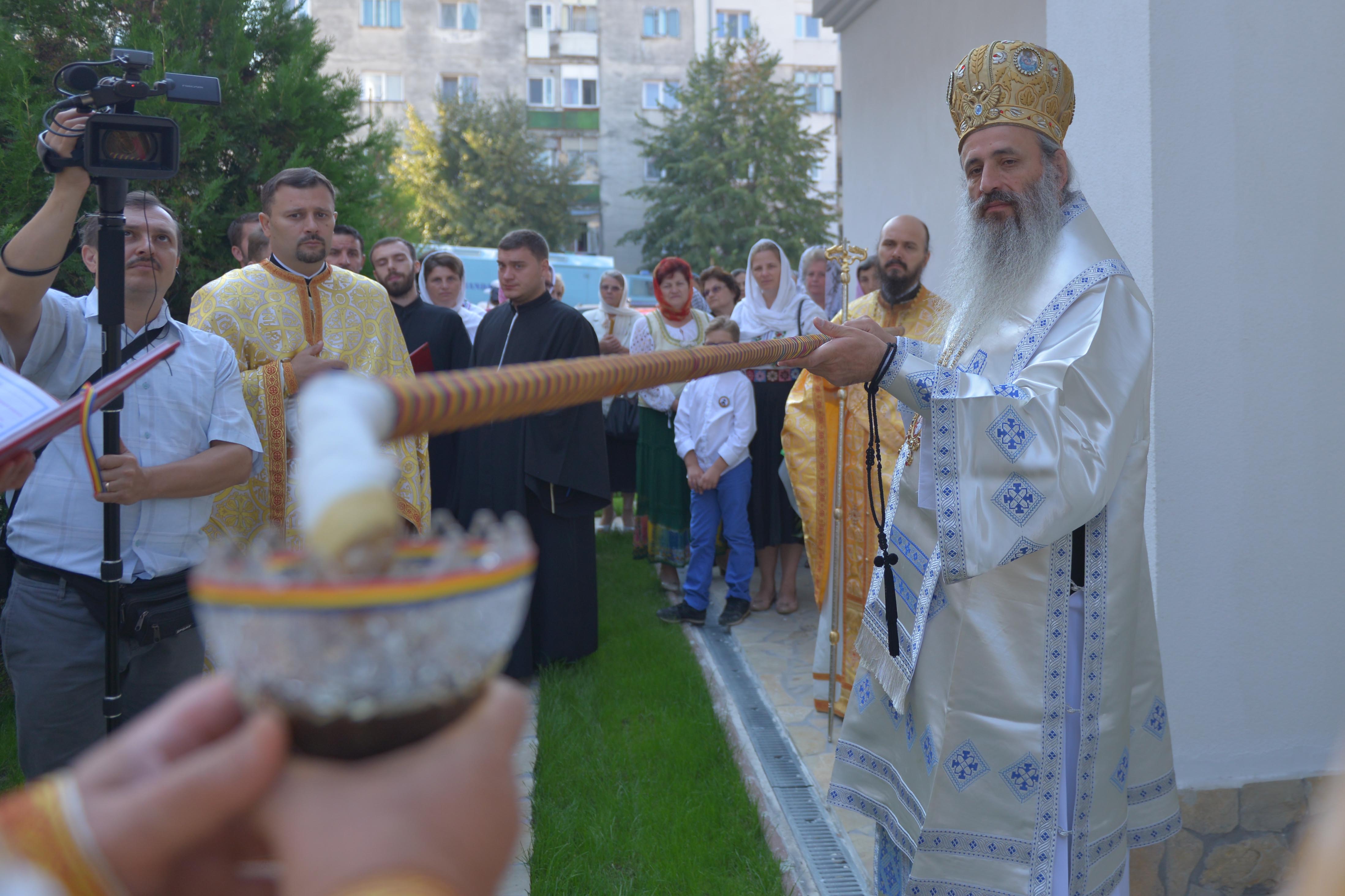 3000 de credincioși botoșăneni prezenți la sfințirea unei noi biserici