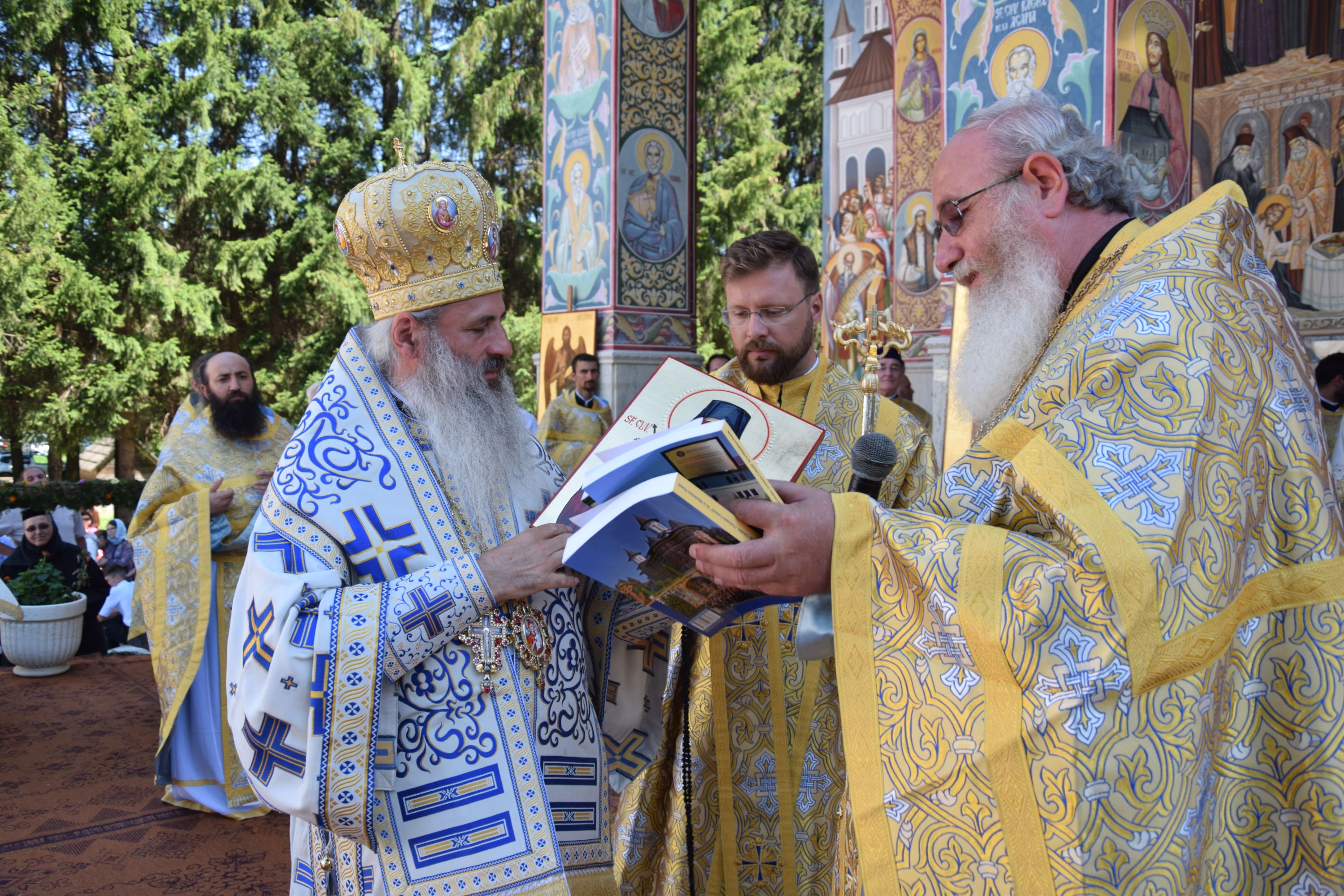 Hram la biserica Seminarului de la Mănăstirea Neamț: „Ar trebui să învățăm din viețile sfinților și să ne radicalizăm în bine” Hram la biserica Seminarului de la Mănăstirea Neamț: „Ar trebui să învățăm din viețile sfinților și să ne radicalizăm în bine”