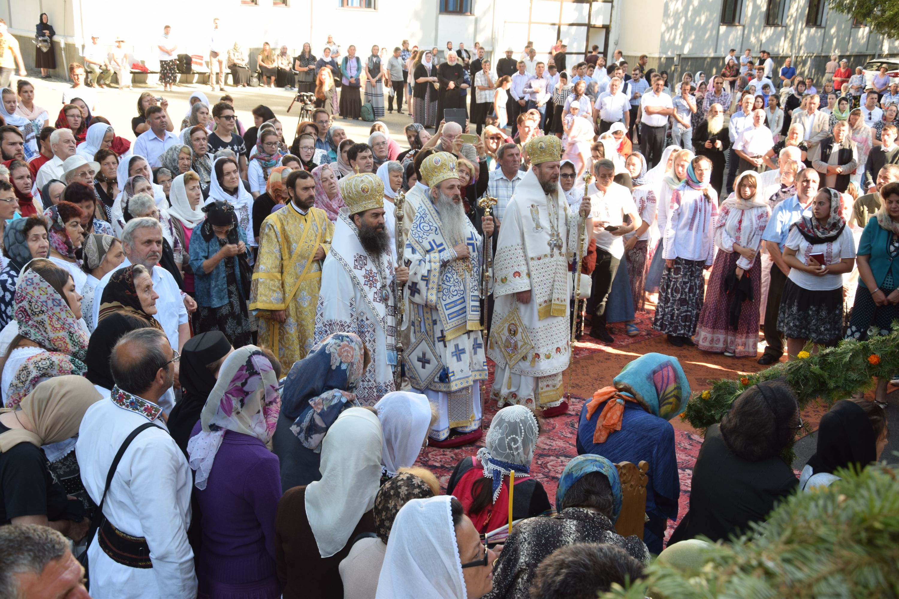 Hram la biserica Seminarului de la Mănăstirea Neamț: „Ar trebui să învățăm din viețile sfinților și să ne radicalizăm în bine” Hram la biserica Seminarului de la Mănăstirea Neamț: „Ar trebui să învățăm din viețile sfinților și să ne radicalizăm în bine”