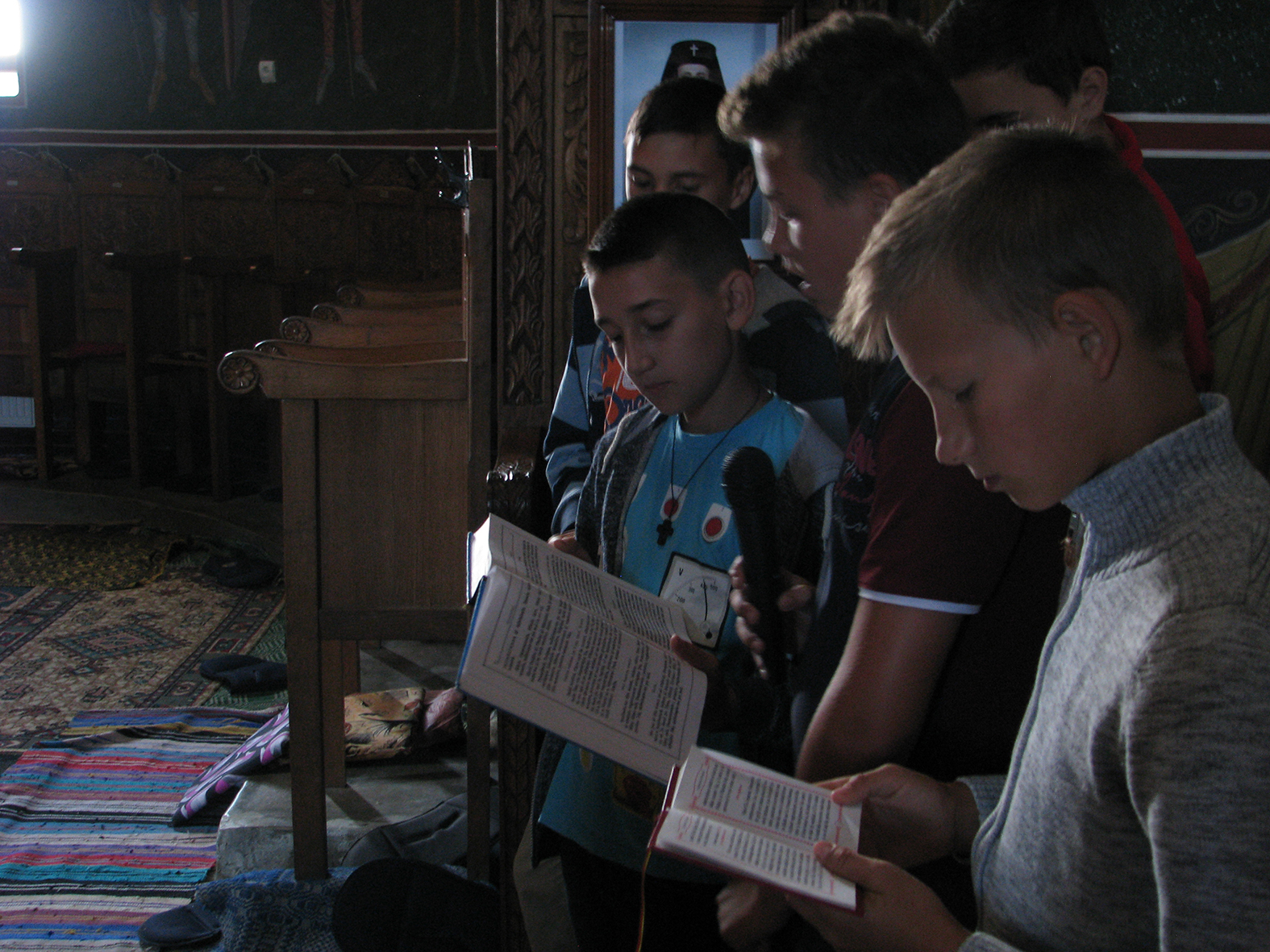 Copiii din Parohia Todireşti s-au aşezat sub un „nor de vară“