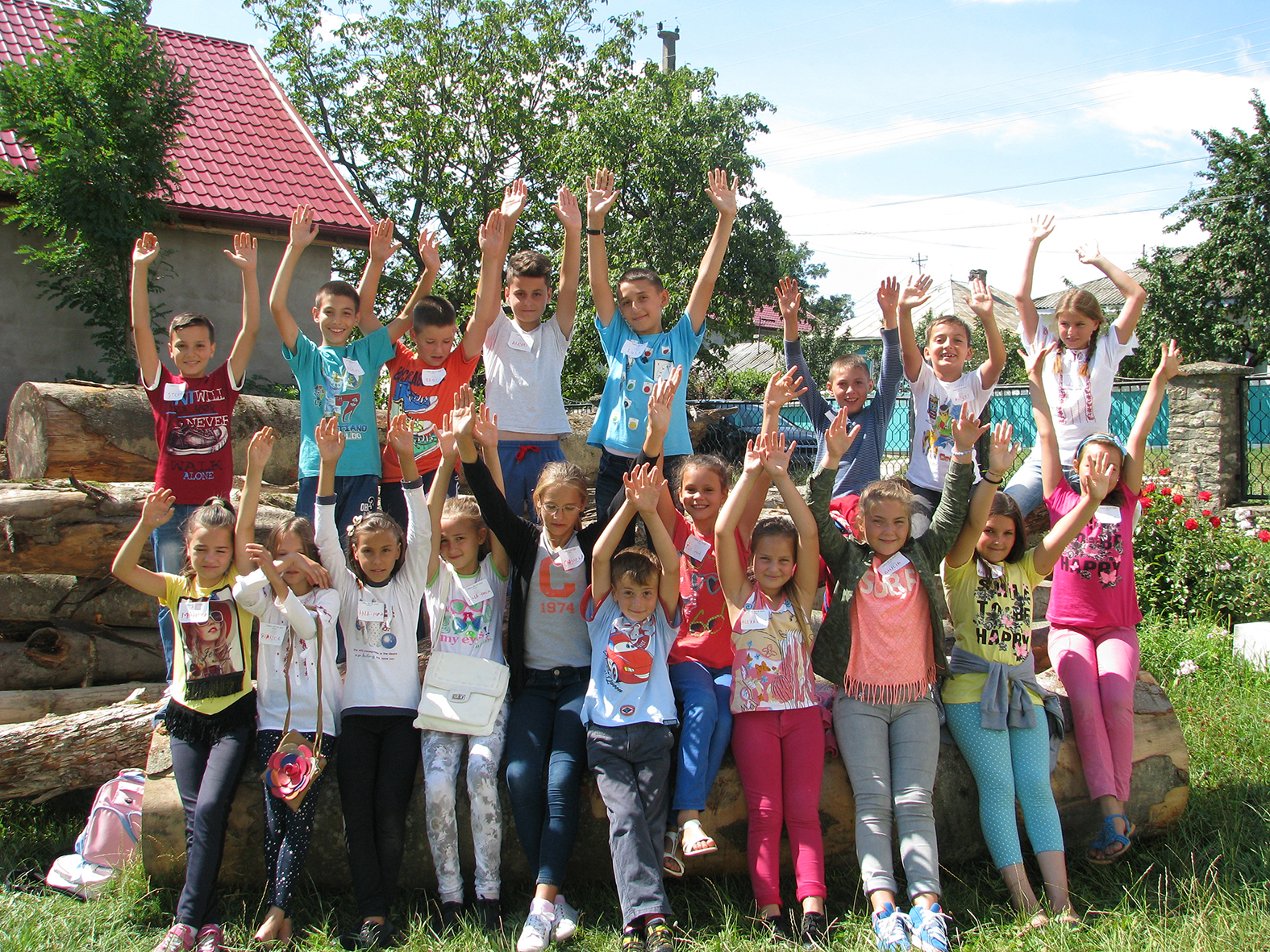 Copiii din Parohia Todireşti s-au aşezat sub un „nor de vară“