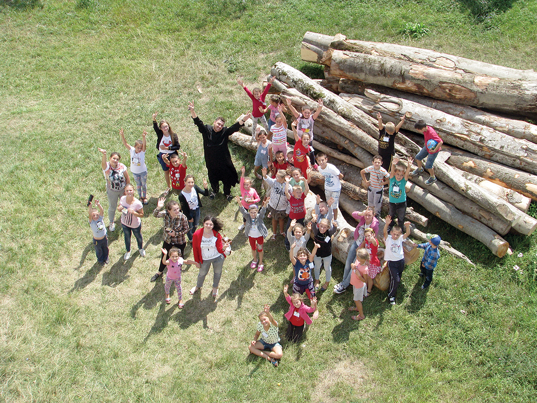 Copiii din Parohia Todireşti s-au aşezat sub un „nor de vară“