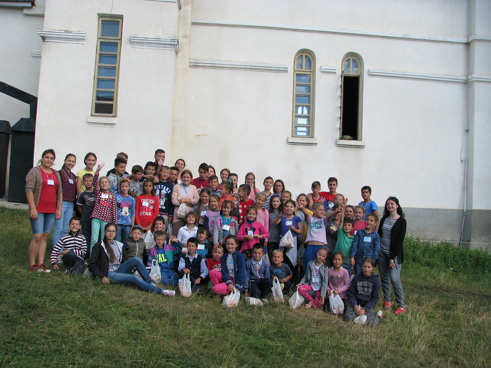 Copiii din Parohia Todireşti s-au aşezat sub un „nor de vară“