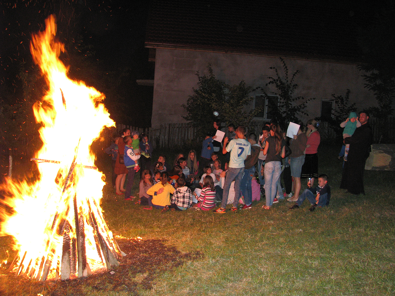Copiii din Parohia Todireşti s-au aşezat sub un „nor de vară“