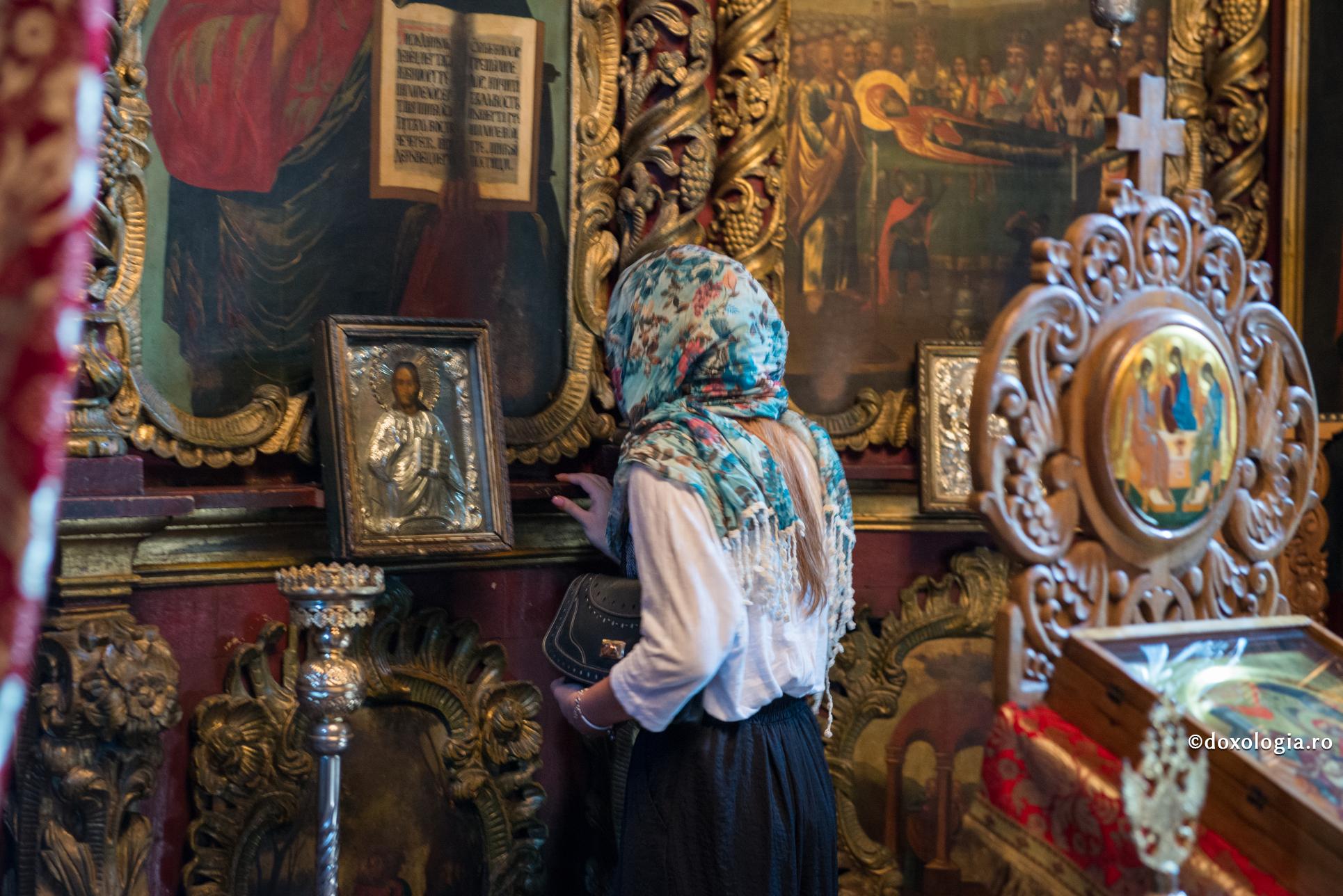 Părintele Constantin Necula ‒ „Să nu trădezi nici icoana din spatele tău, nici femeia din fața ta” / Foto: Ștefan Cojocariu femeie în fața icoanei Mântuitorului Hristos