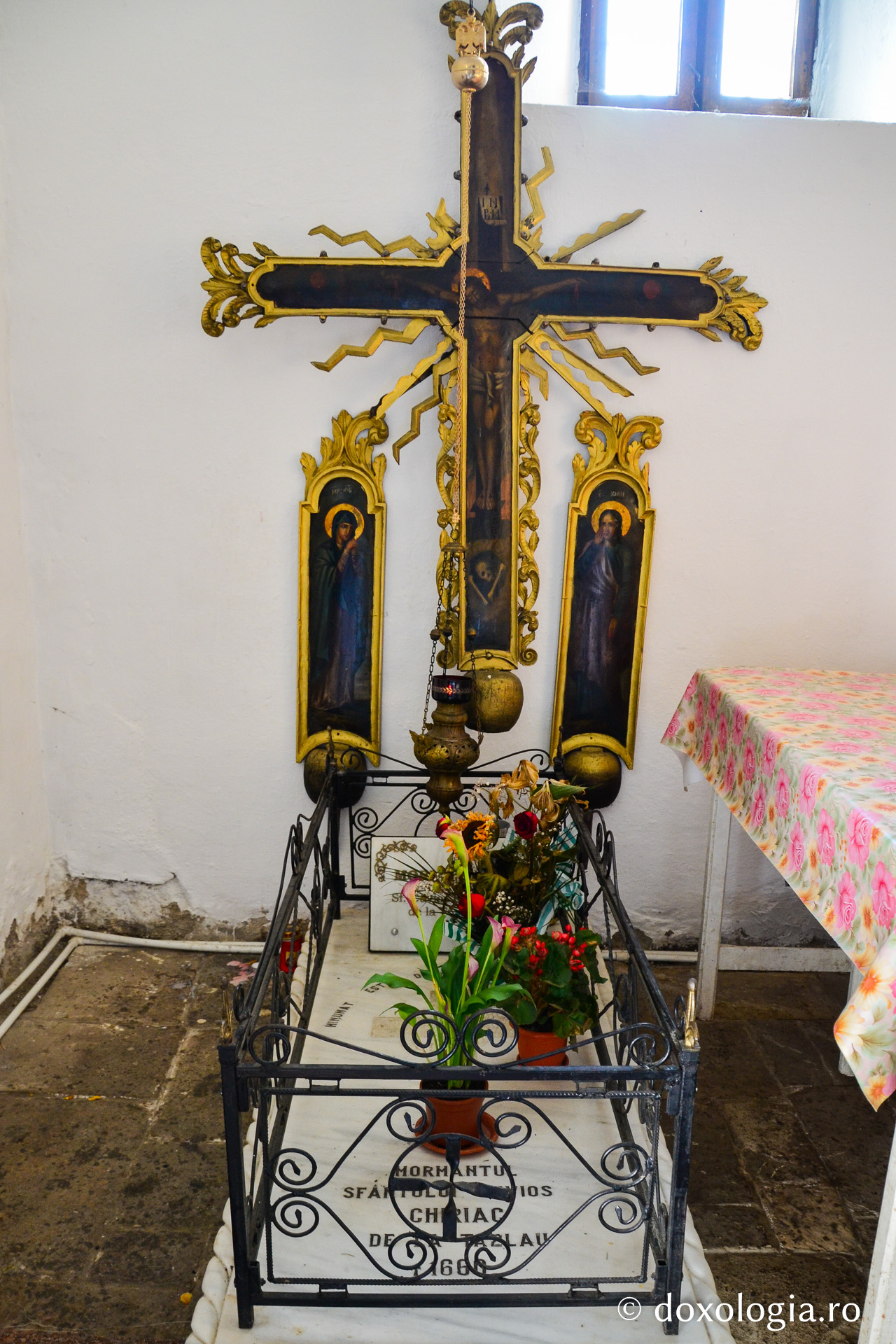 Istoria mormintelor din pridvorul Mănăstirii Tazlău / Foto: Maria Burlă mormântul Sfântului Cuvios Chiriac de la Tazlău