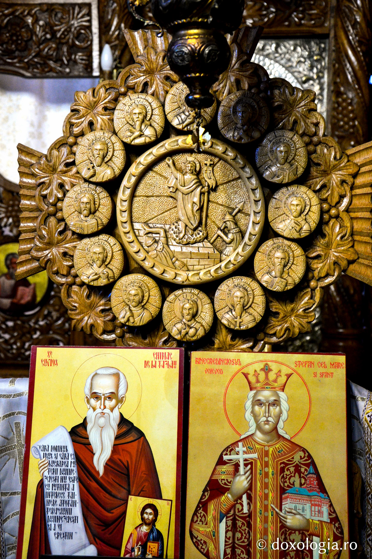 cruce din lemn sculptată și icoane