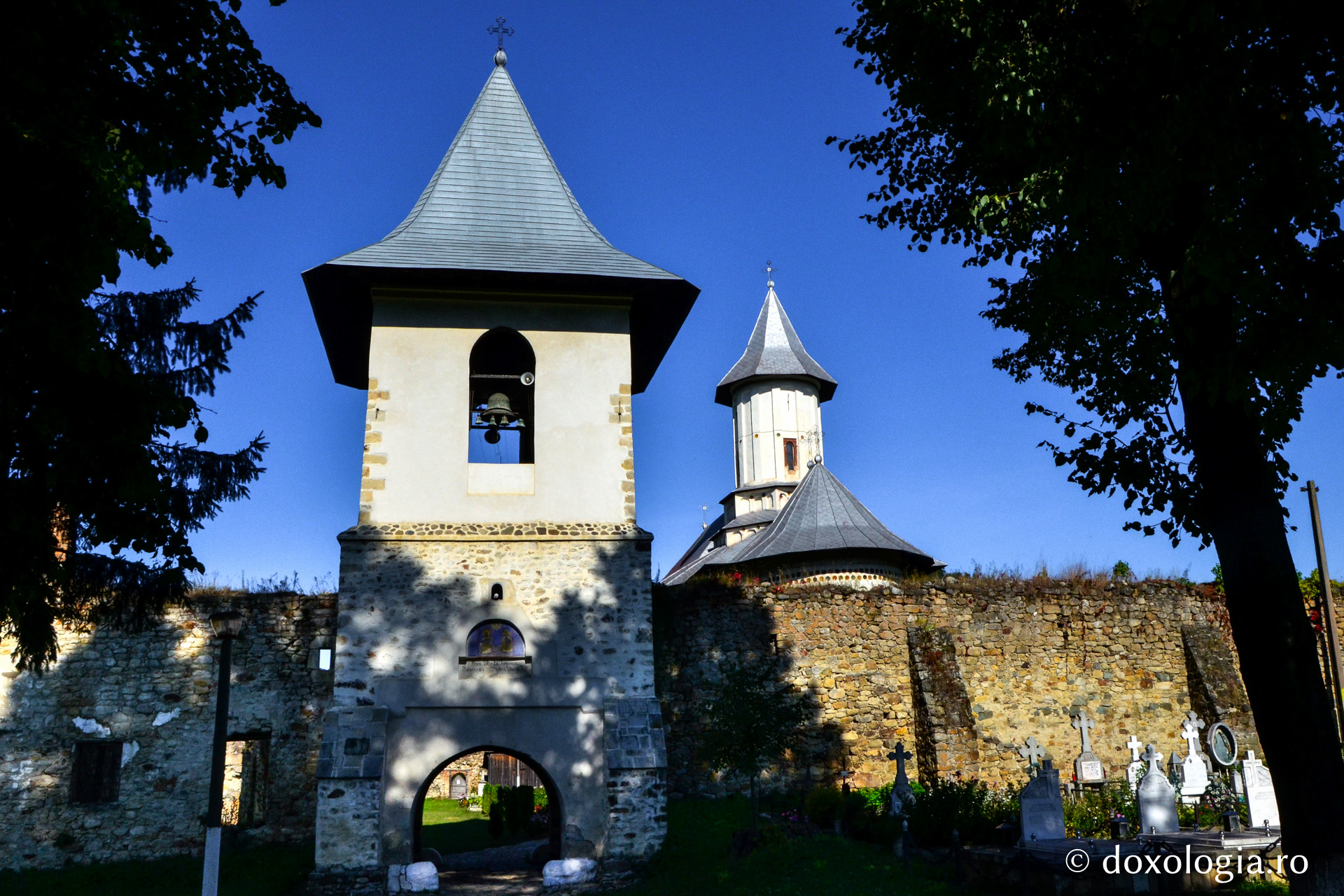 „Salvarea duhovnicească a Mănăstirii Tazlău este transformarea ei în mănăstire de maici”