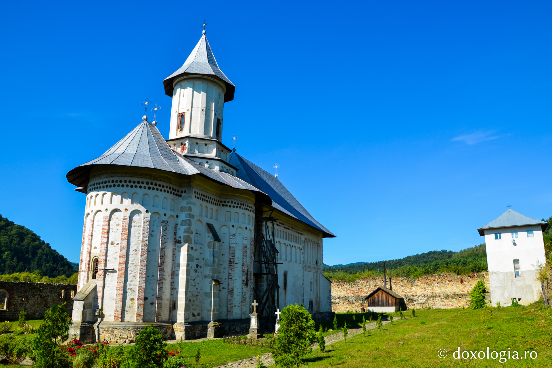 „Într-o mănăstire mică trebuie să le faci pe toate: de la tractor până la calculator”