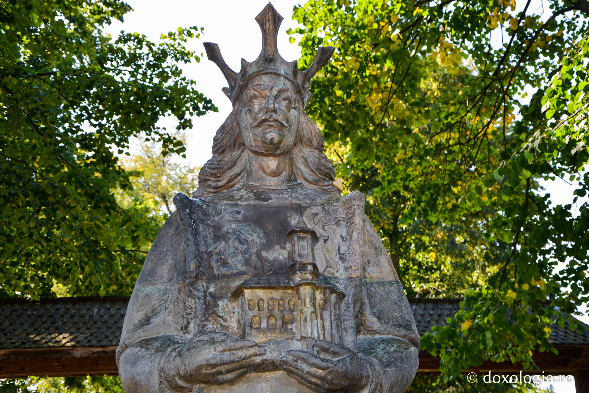 Ctitorul Mănăstirii Tazlău și familia sa, transpuși de pana unui pictor grec