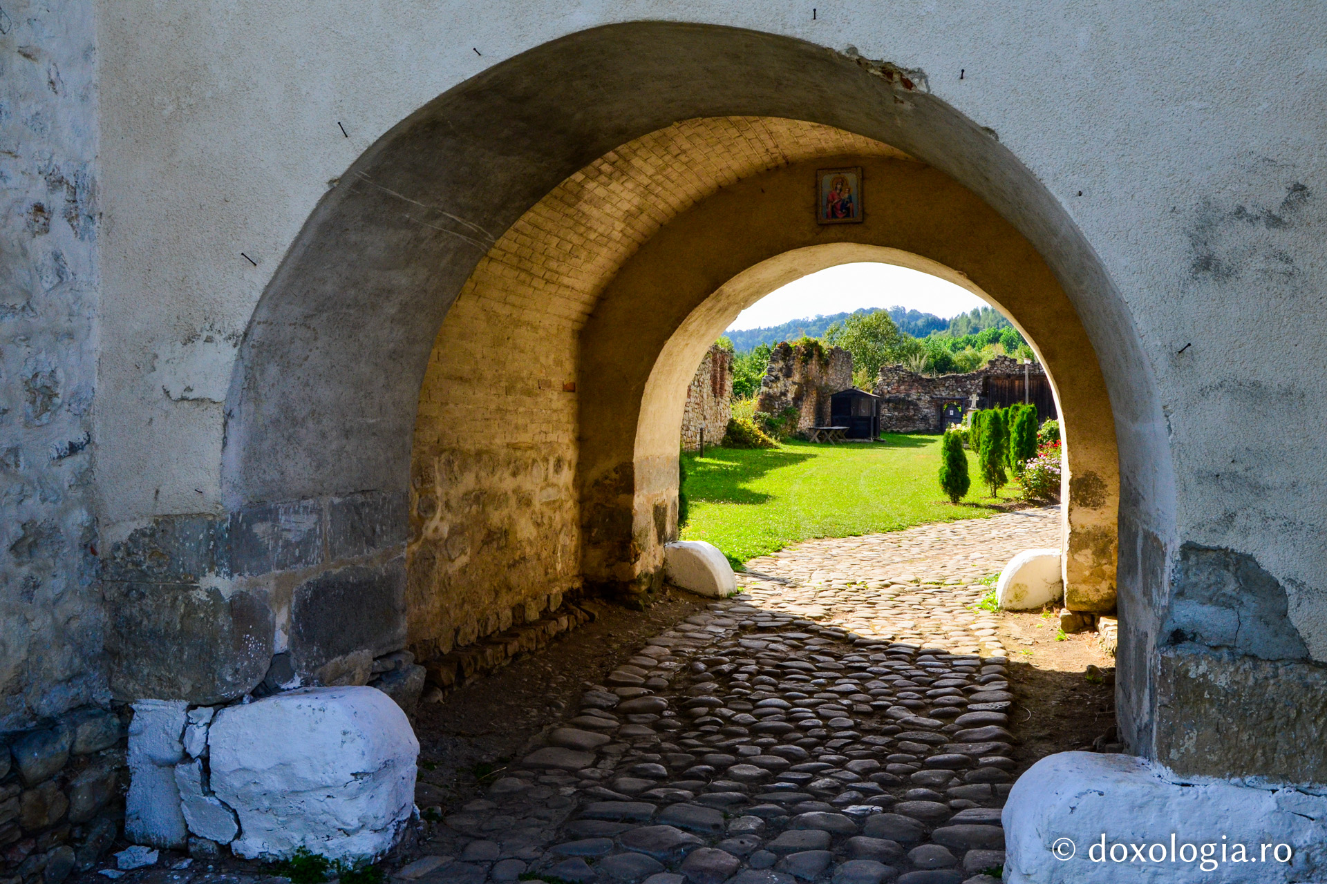 „Salvarea duhovnicească a Mănăstirii Tazlău este transformarea ei în mănăstire de maici”