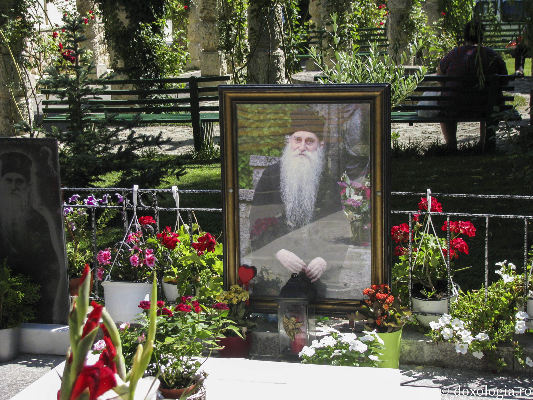 La mormântul Părintelui Arsenie Papacioc (galerie FOTO)