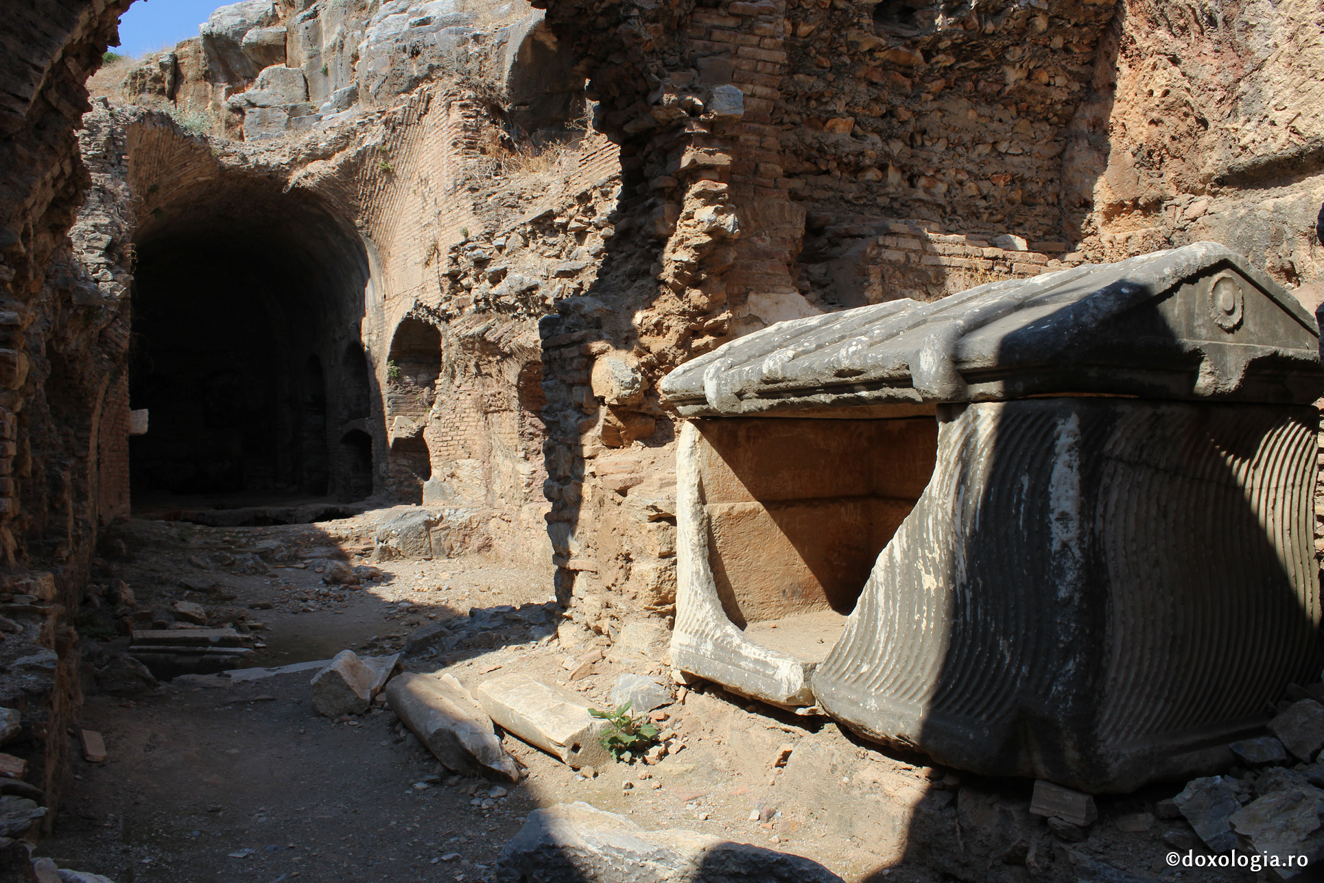 Mormântul Sfintei Maria Magdalena şi intrarea în peştera celor şapte tineri din Efes Mormântul Sfintei Maria Magdalena şi intrarea în peştera celor şapte tineri din Efes