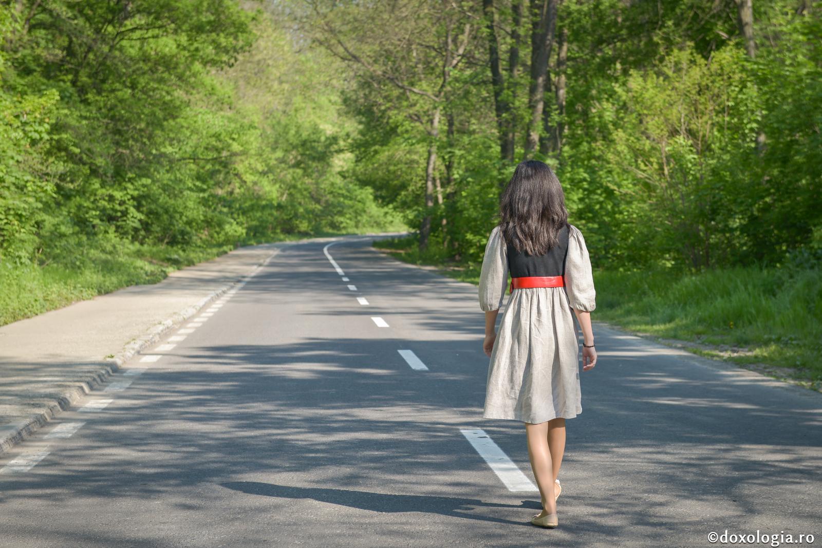 Interdicțiile fără explicații nasc unele conflicte între copii și părinți / Foto: Oana Nechifor tânără în rochie