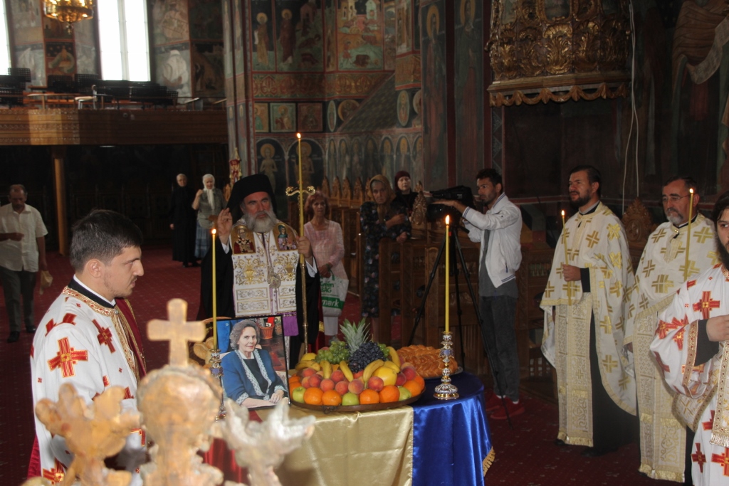 Parastas pentru membrii familiei regale a României trecuţi la Domnul, la Roman Parastas pentru membrii familiei regale a României trecuţi la Domnul, la Roman