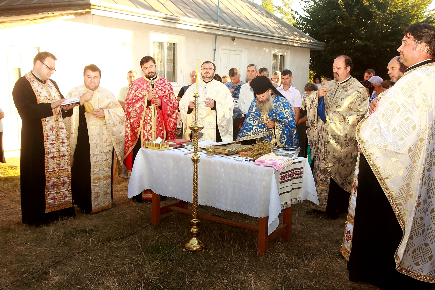 Bucurie duhovnicească lângă moaştele Sfântului Mare Mucenic Teodor Tiron Bucurie duhovnicească lângă moaştele Sfântului Mare Mucenic Teodor Tiron