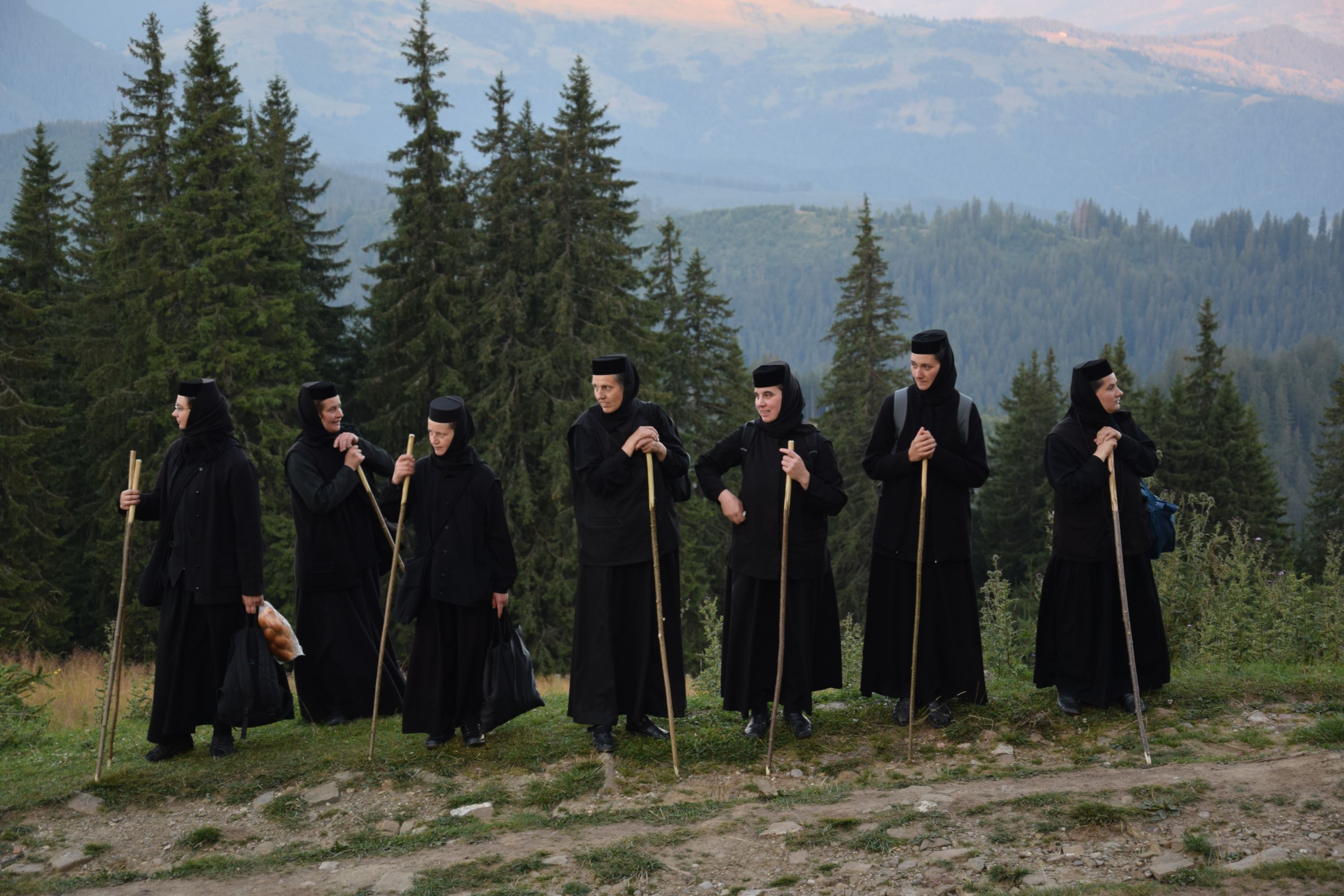 Peste 1000 de pelerini au urcat la hramul Mănăstirii Ceahlău