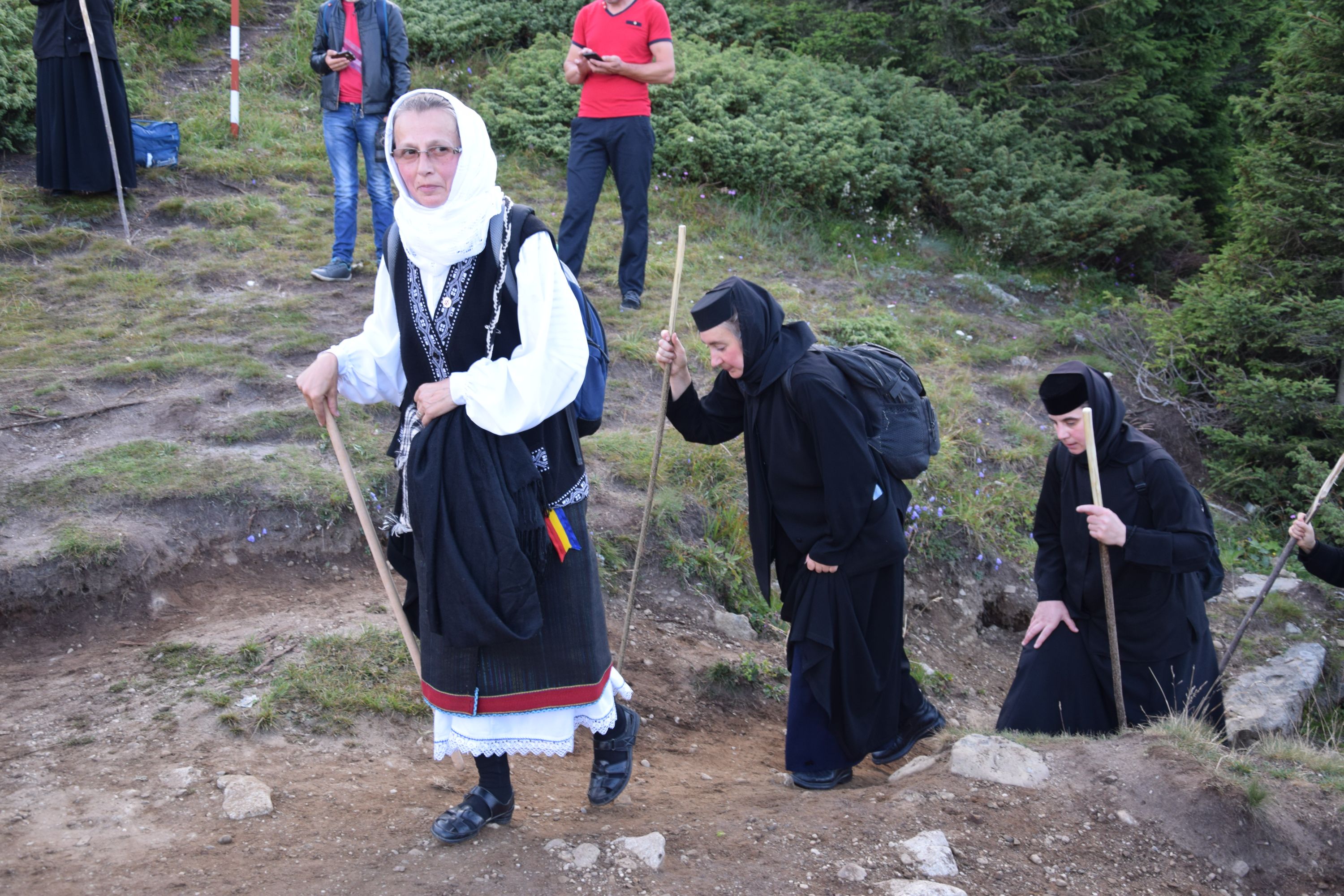 Peste 1000 de pelerini au urcat la hramul Mănăstirii Ceahlău