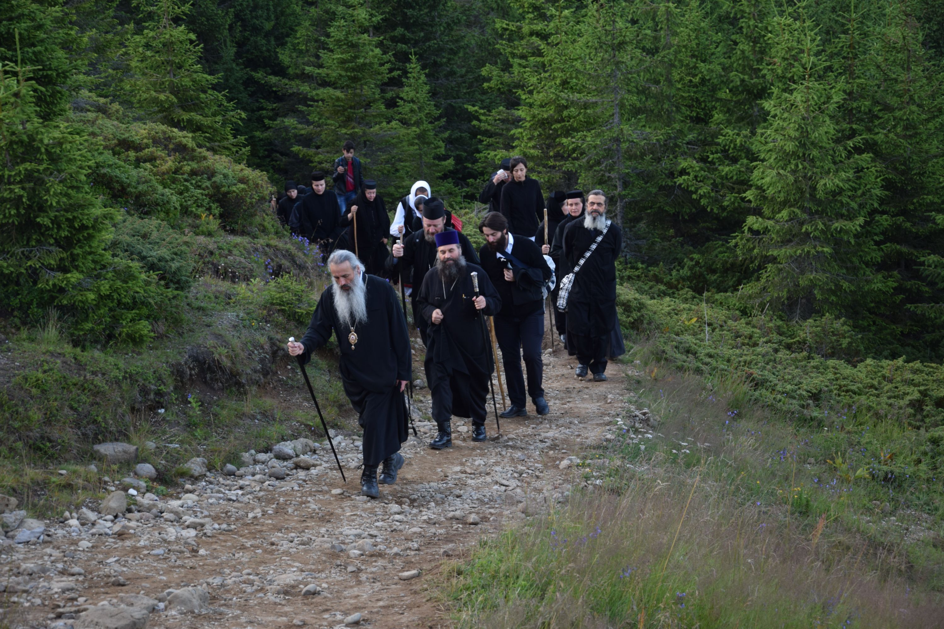 Peste 1000 de pelerini au urcat la hramul Mănăstirii Ceahlău