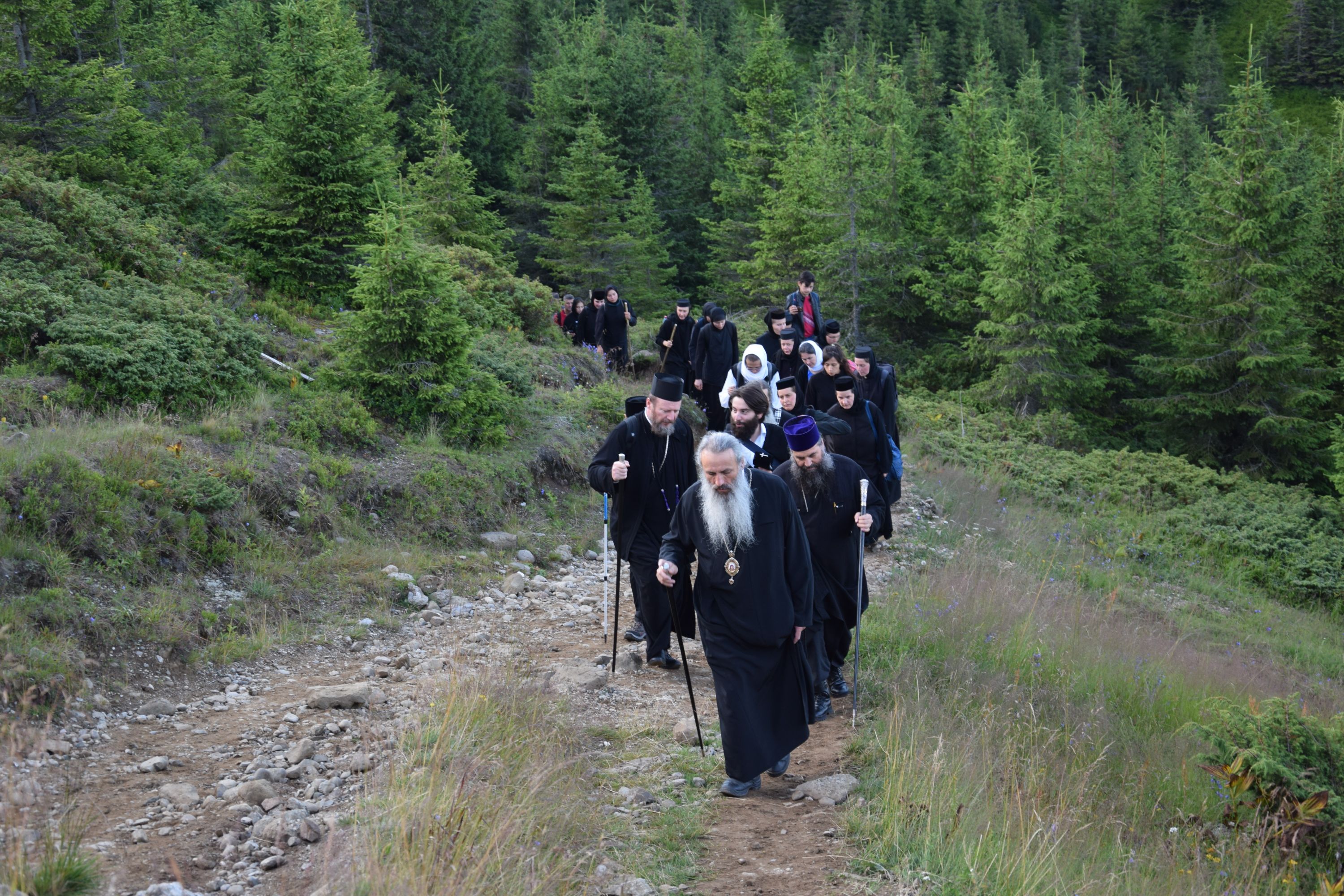 Peste 1000 de pelerini au urcat la hramul Mănăstirii Ceahlău