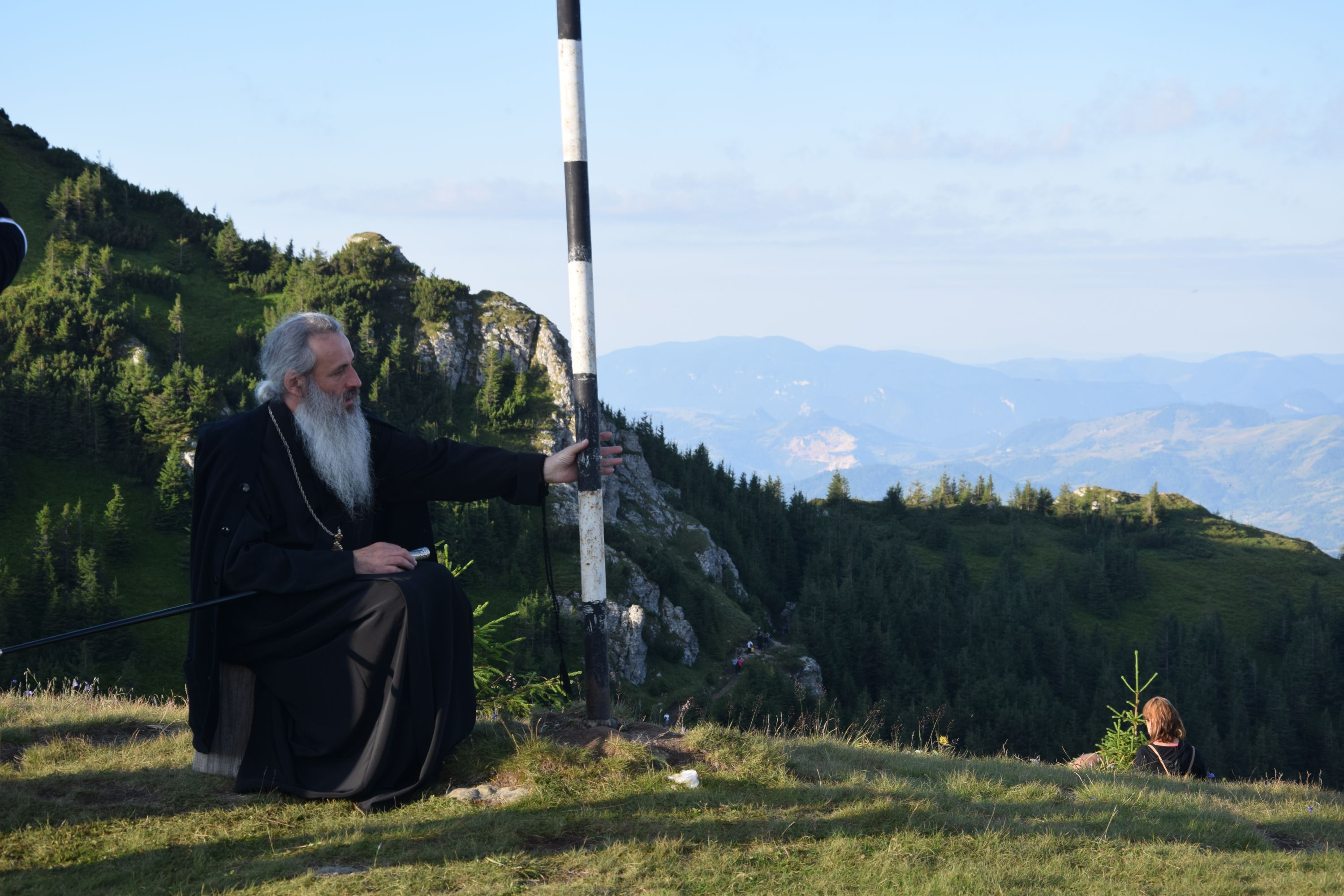 Peste 1000 de pelerini au urcat la hramul Mănăstirii Ceahlău