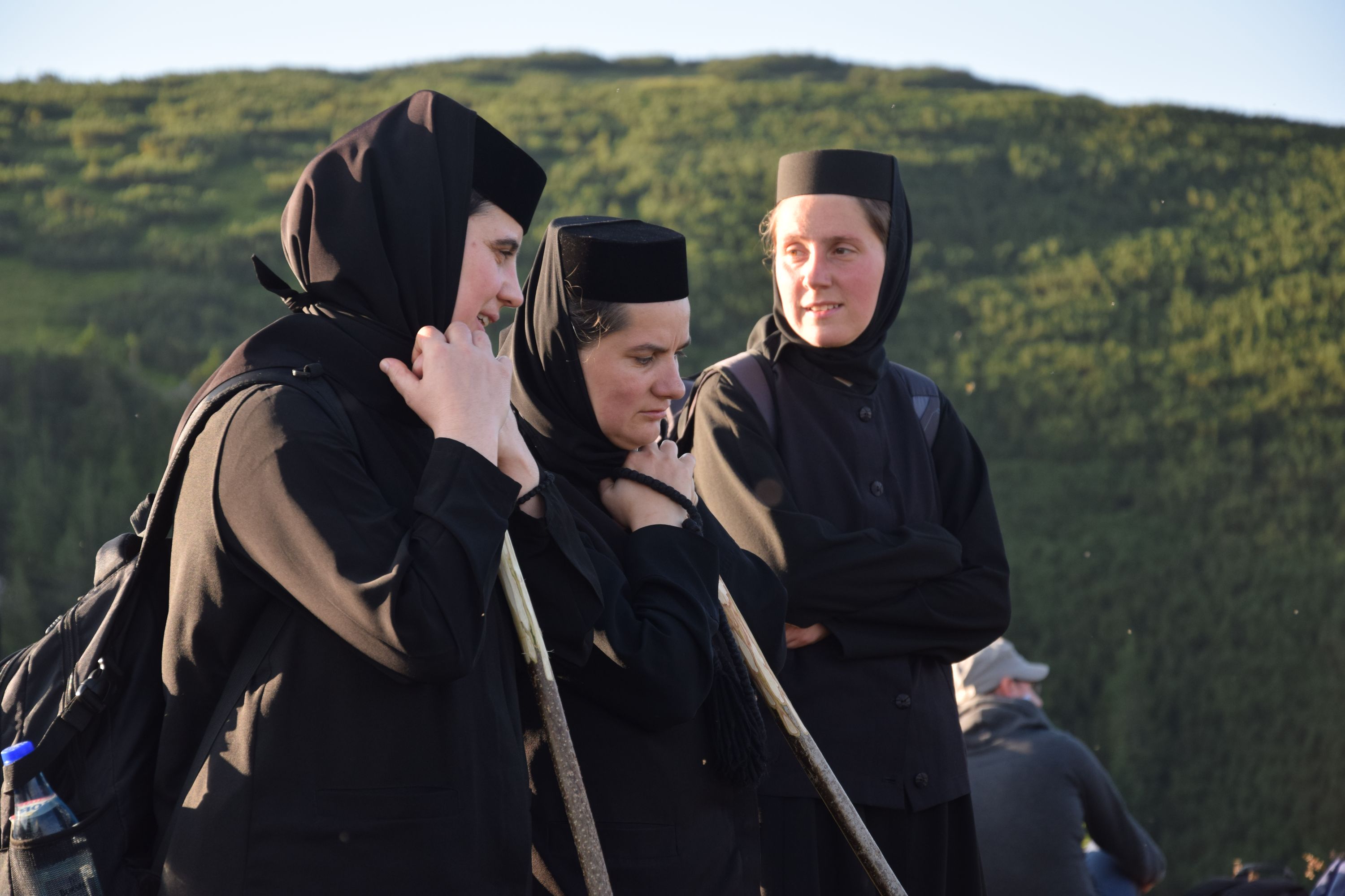 Peste 1000 de pelerini au urcat la hramul Mănăstirii Ceahlău