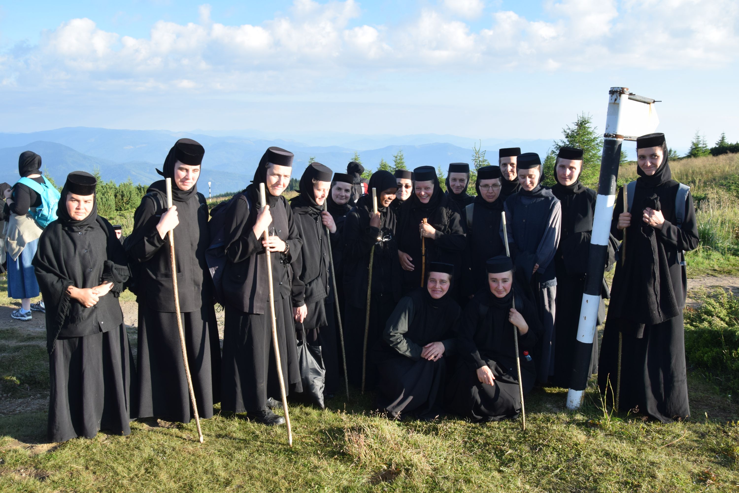 Peste 1000 de pelerini au urcat la hramul Mănăstirii Ceahlău