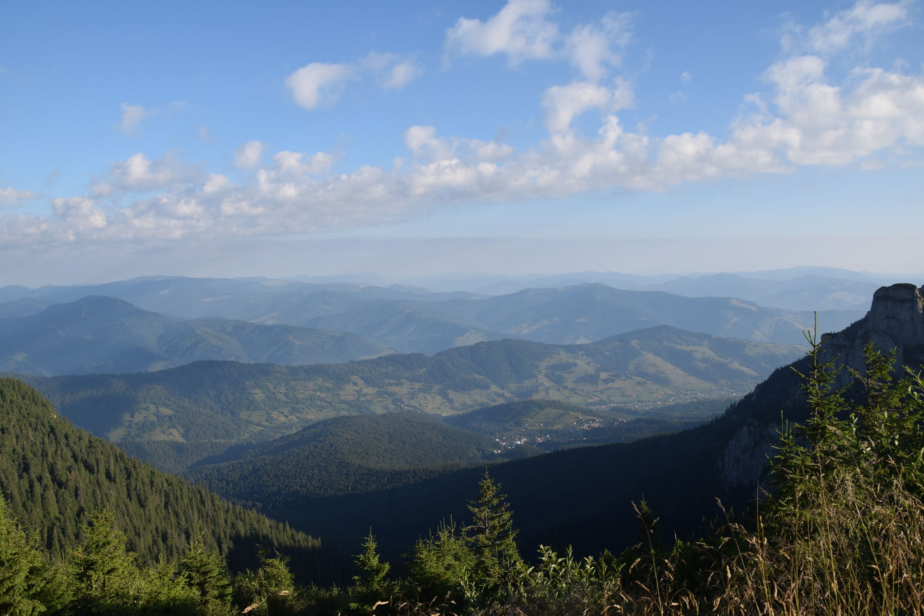 Peste 1000 de pelerini au urcat la hramul Mănăstirii Ceahlău