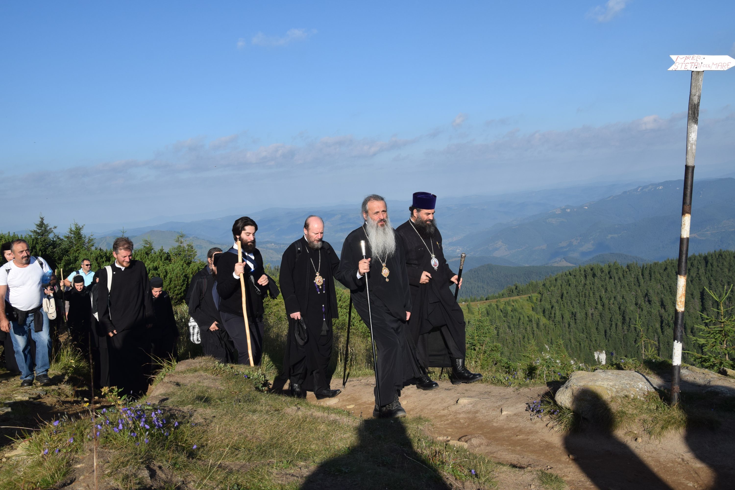 Peste 1000 de pelerini au urcat la hramul Mănăstirii Ceahlău