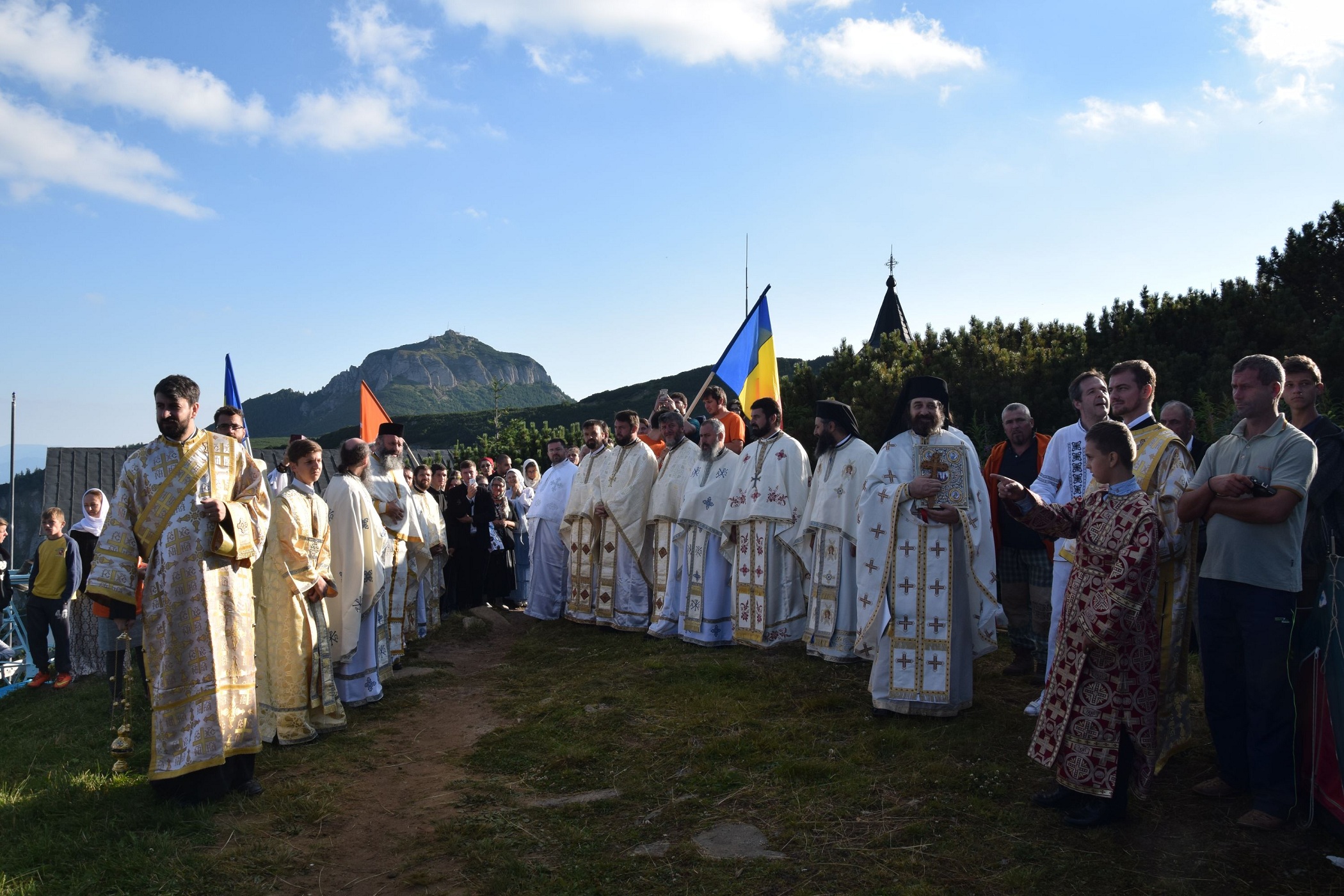 Peste 1000 de pelerini au urcat la hramul Mănăstirii Ceahlău