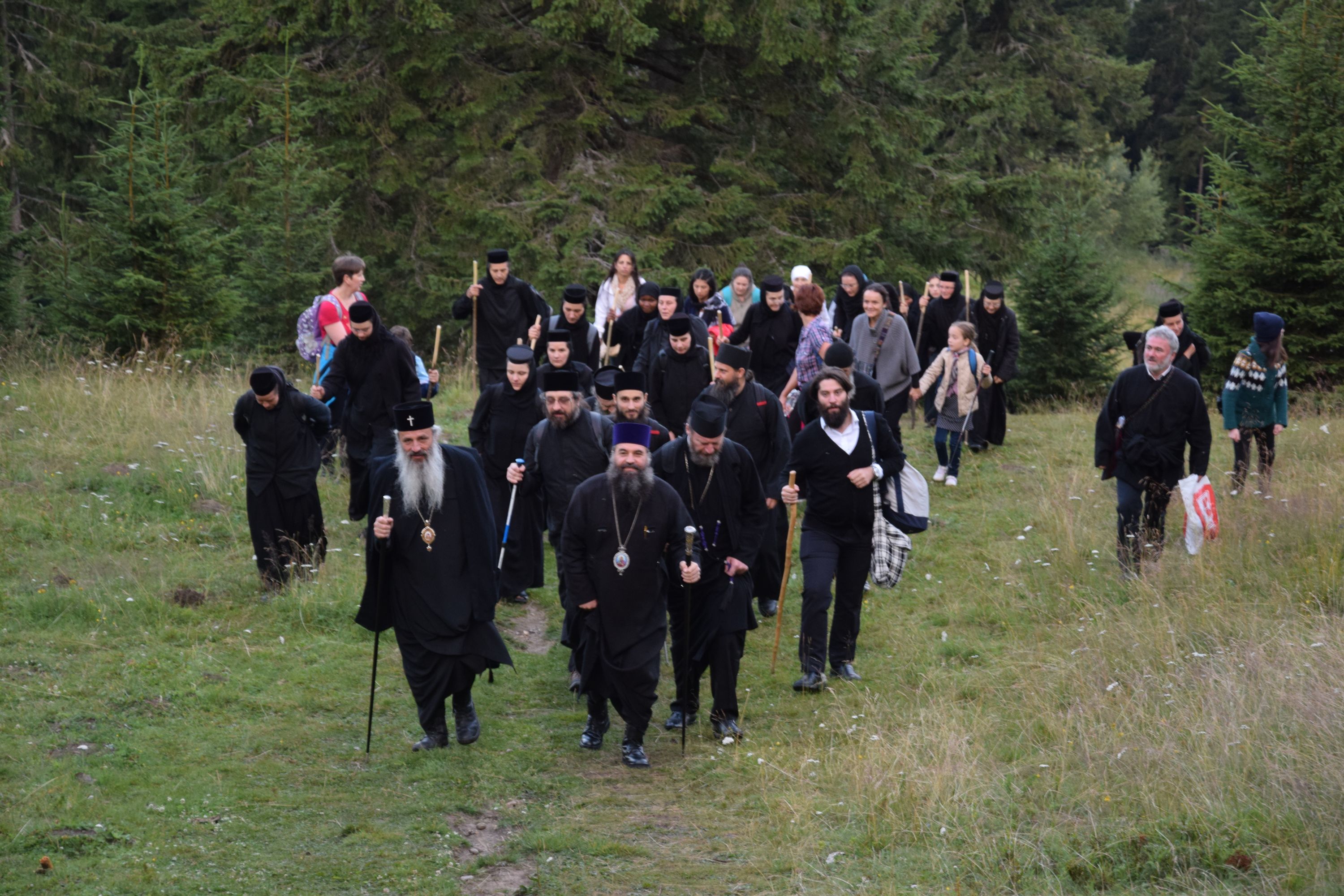 Peste 1000 de pelerini au urcat la hramul Mănăstirii Ceahlău