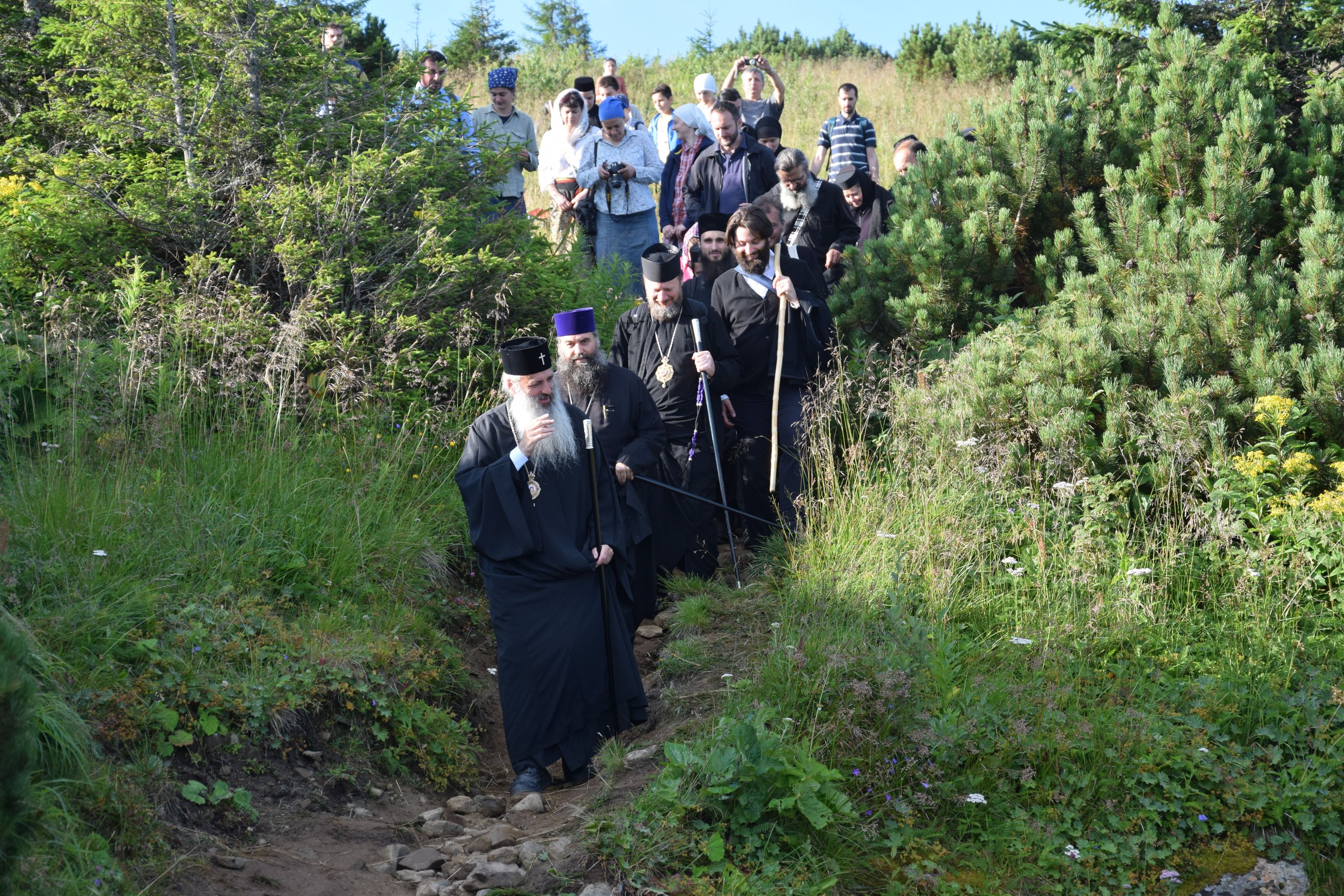 Peste 1000 de pelerini au urcat la hramul Mănăstirii Ceahlău
