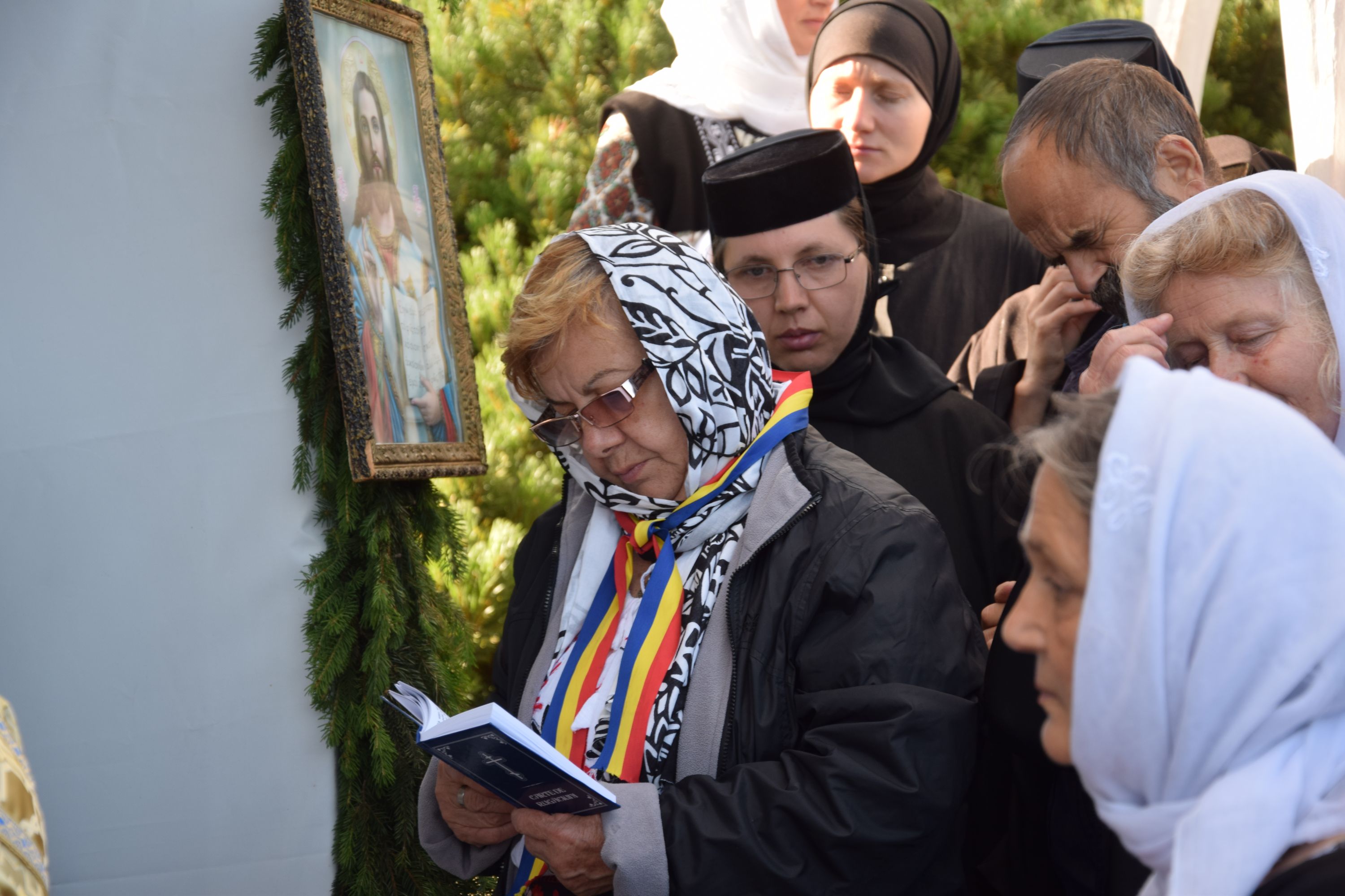 Peste 1000 de pelerini au urcat la hramul Mănăstirii Ceahlău