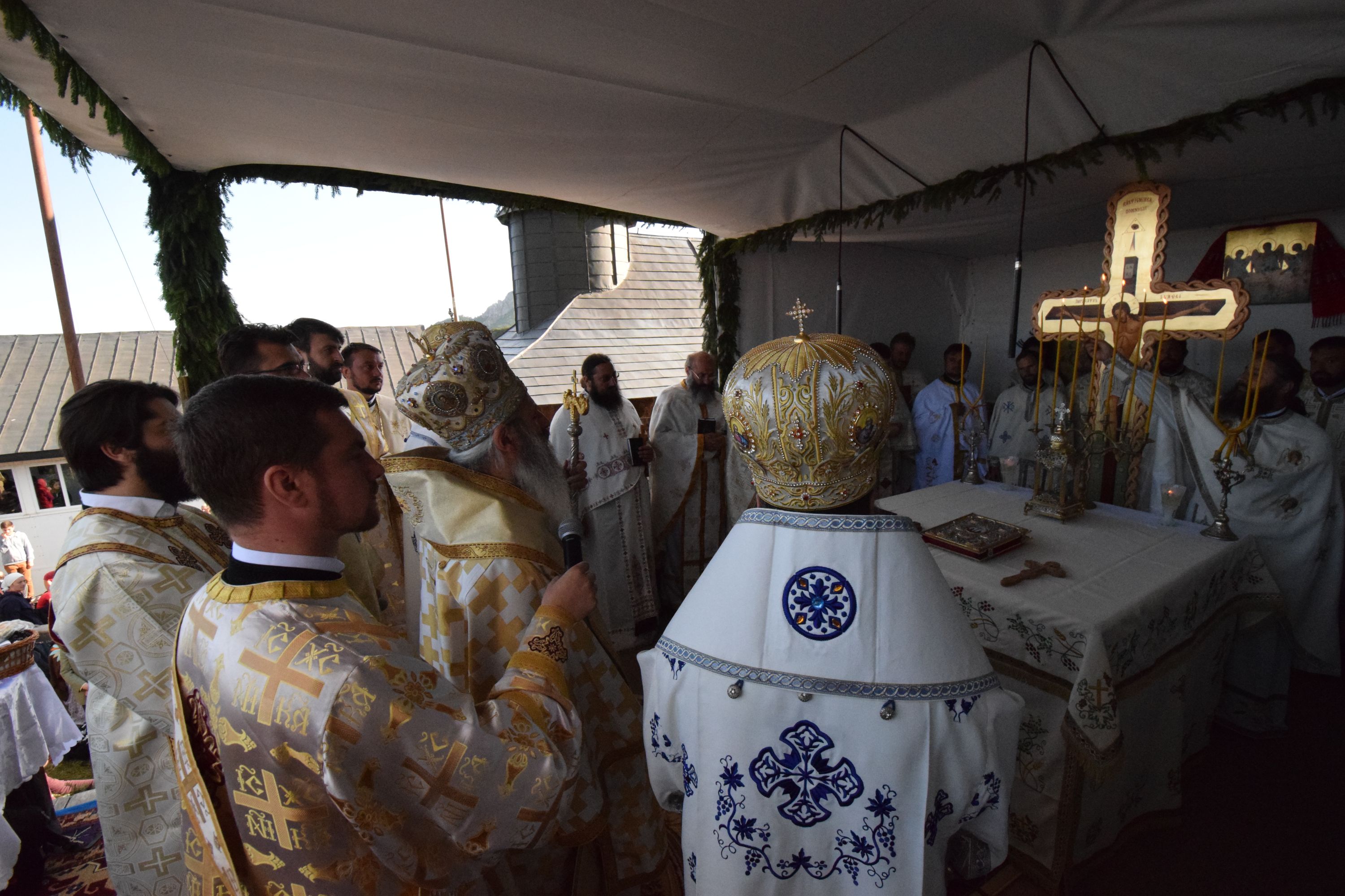 Peste 1000 de pelerini au urcat la hramul Mănăstirii Ceahlău