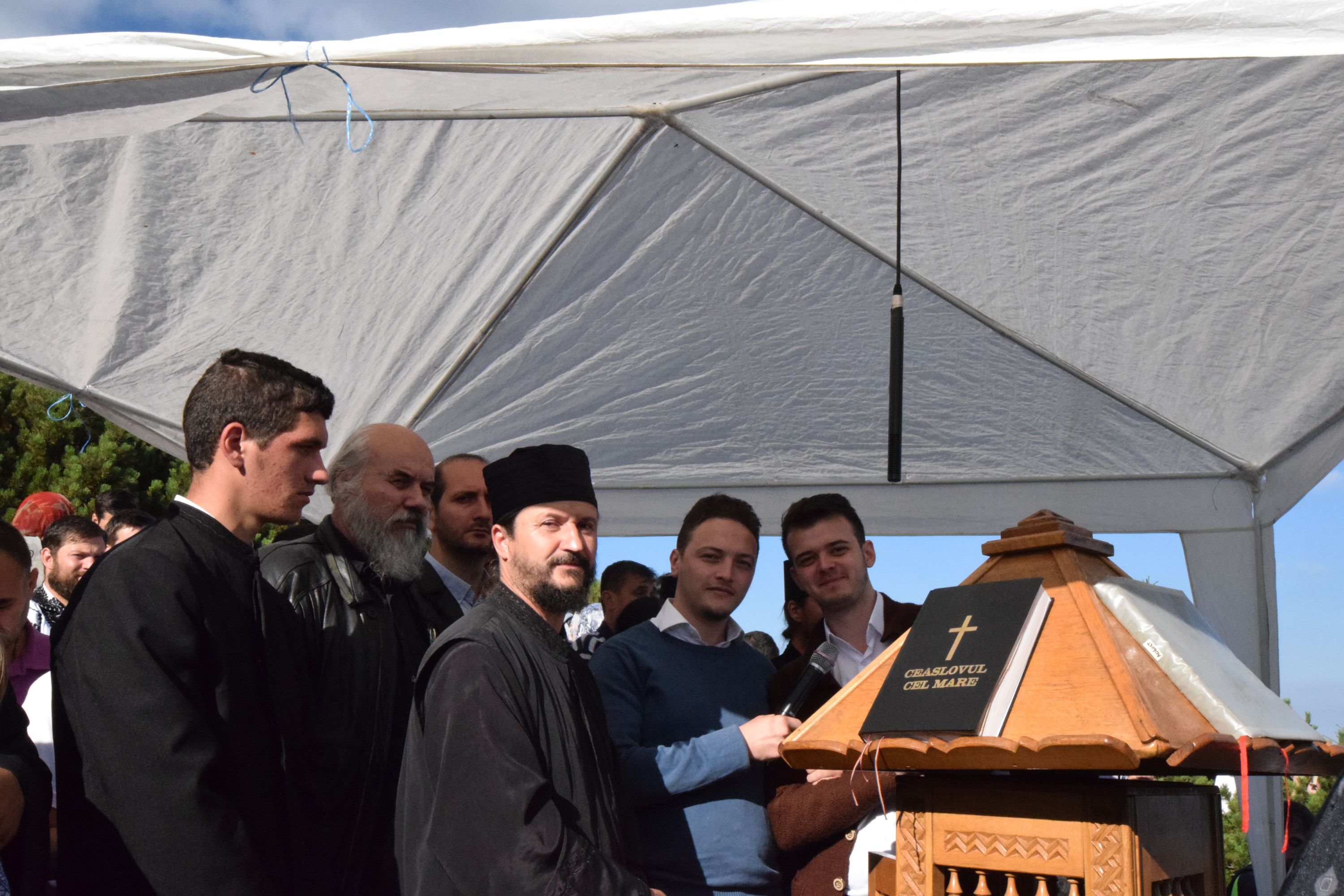 Peste 1000 de pelerini au urcat la hramul Mănăstirii Ceahlău