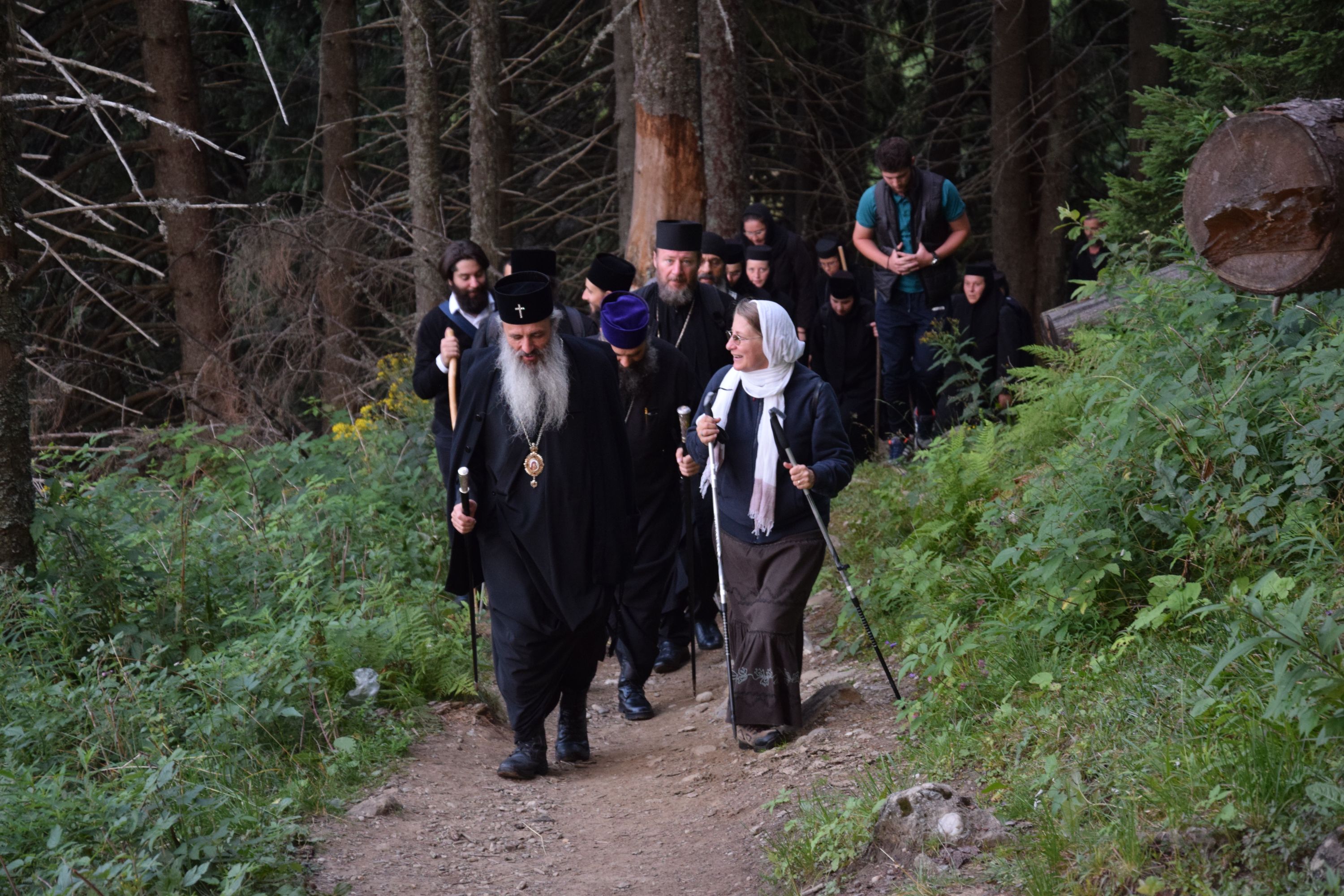 Peste 1000 de pelerini au urcat la hramul Mănăstirii Ceahlău