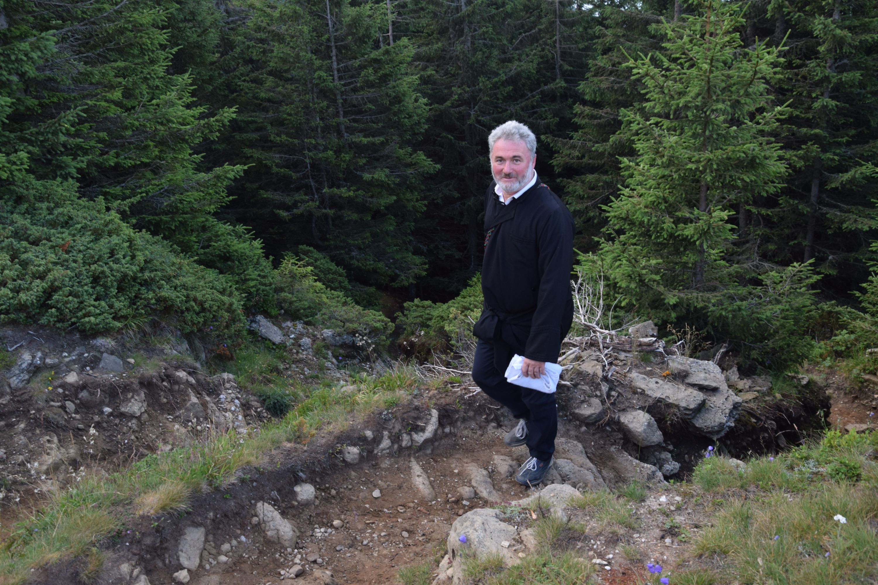 Peste 1000 de pelerini au urcat la hramul Mănăstirii Ceahlău