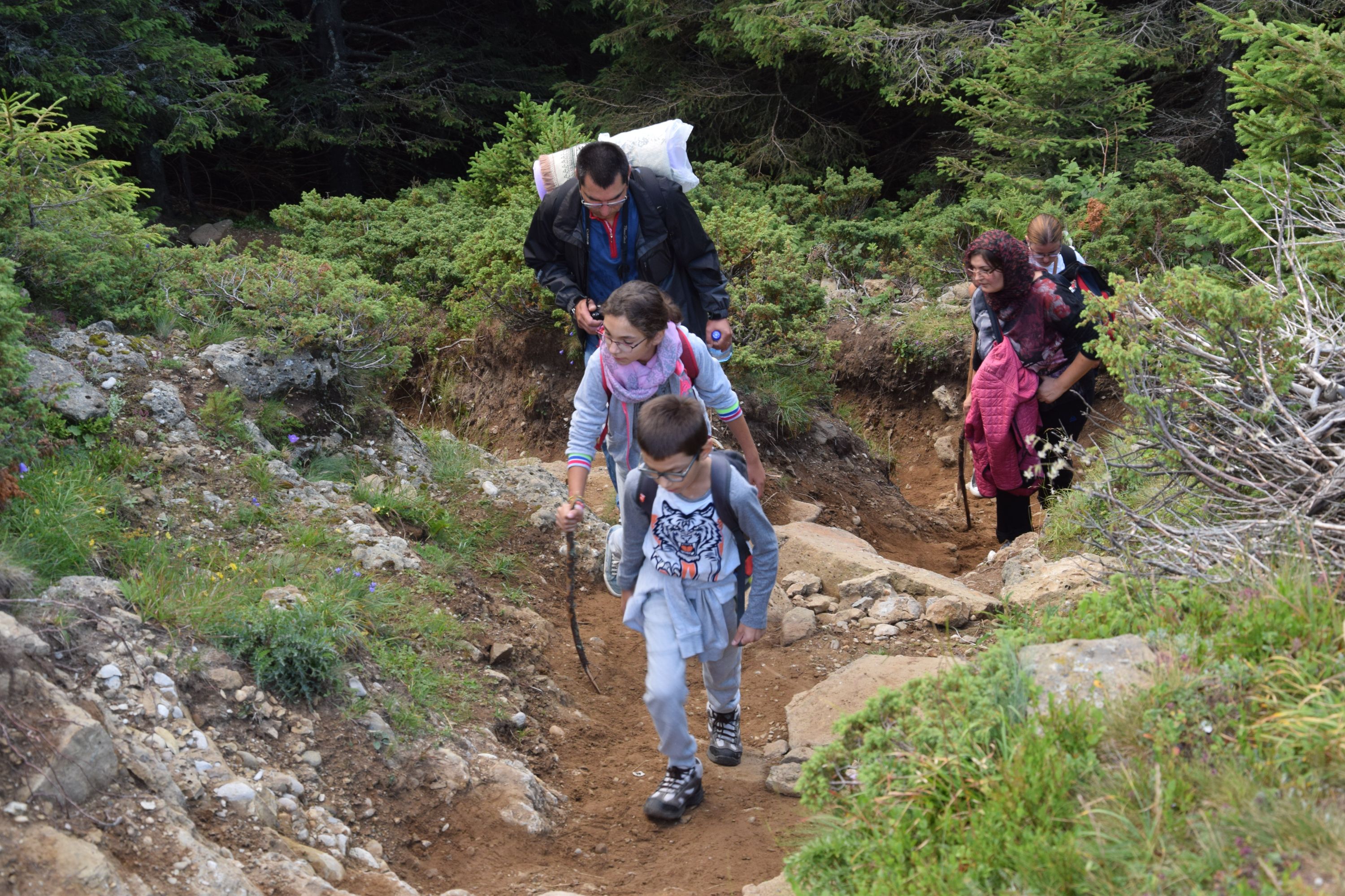Peste 1000 de pelerini au urcat la hramul Mănăstirii Ceahlău
