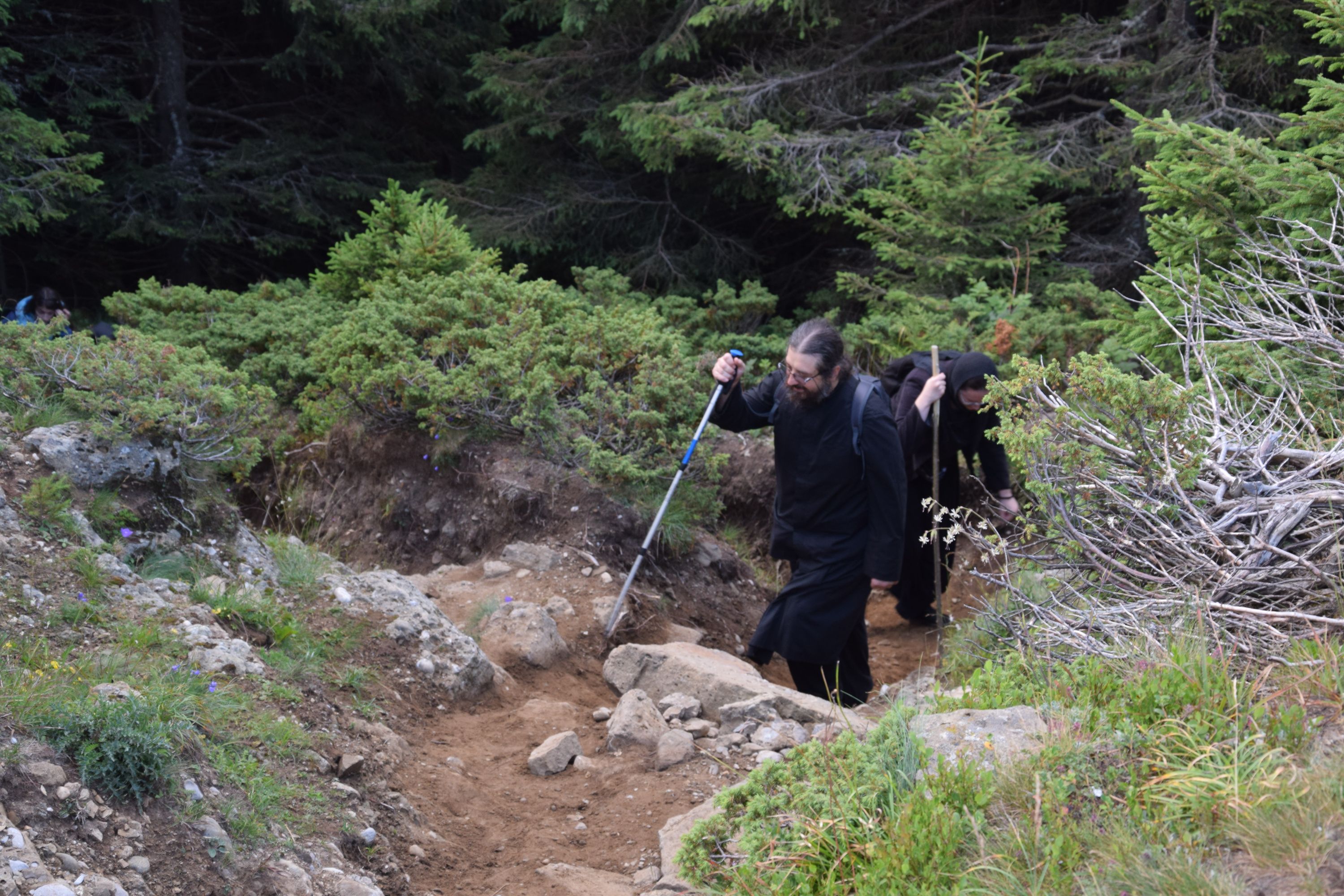 Peste 1000 de pelerini au urcat la hramul Mănăstirii Ceahlău