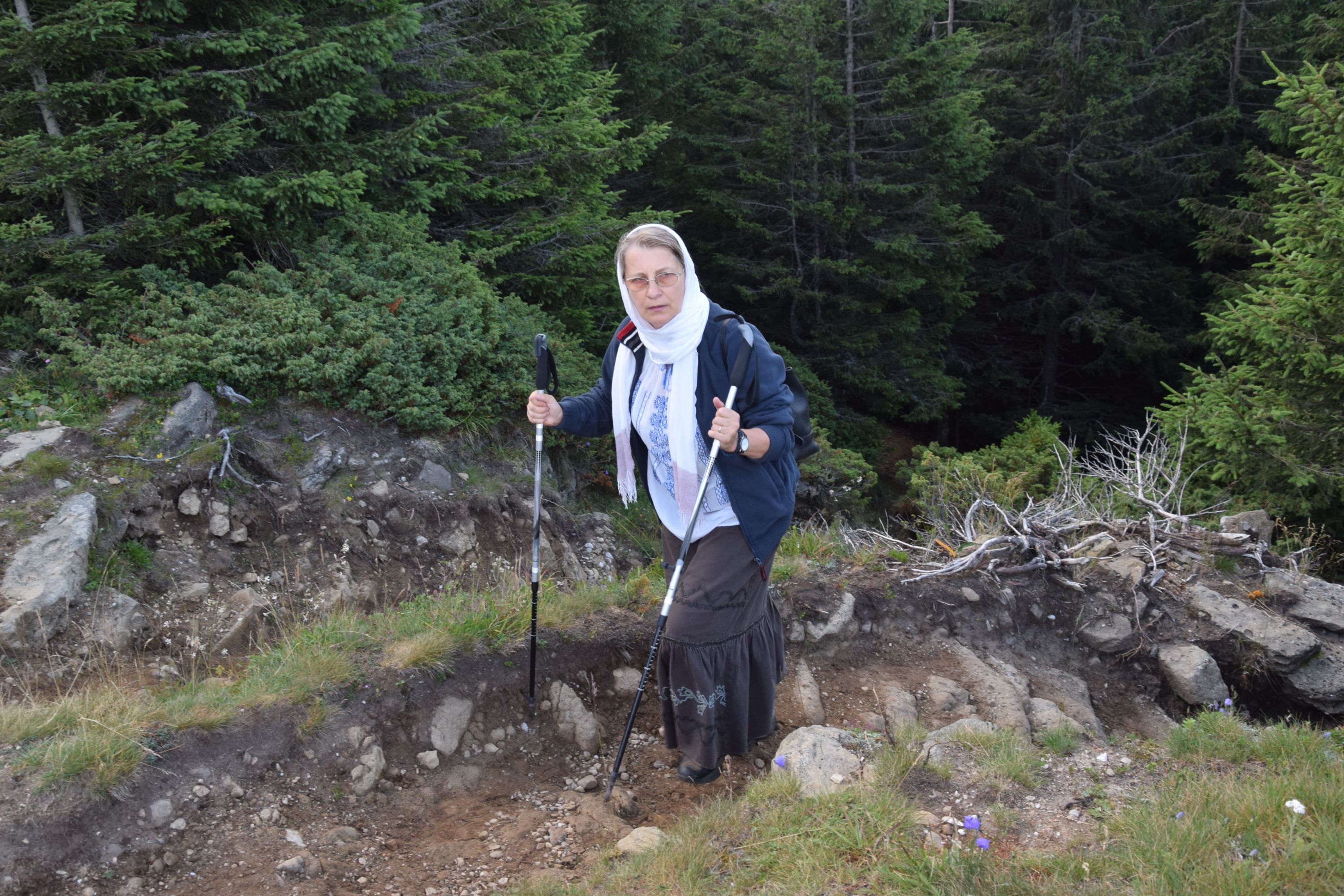 Peste 1000 de pelerini au urcat la hramul Mănăstirii Ceahlău